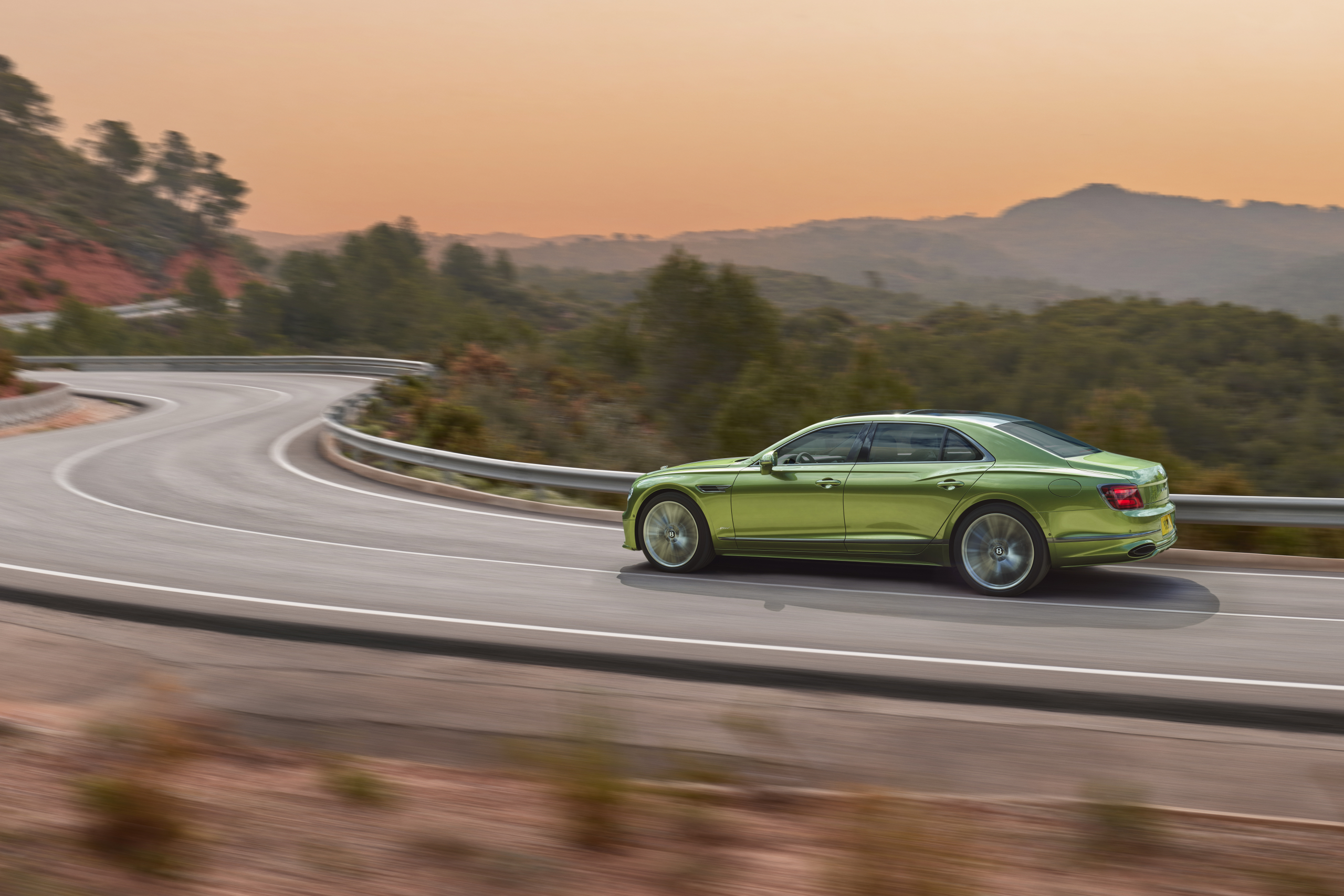 Bentley Flying Spur (2024) krijgt er 147 pk bij maar wordt veel goedkoper