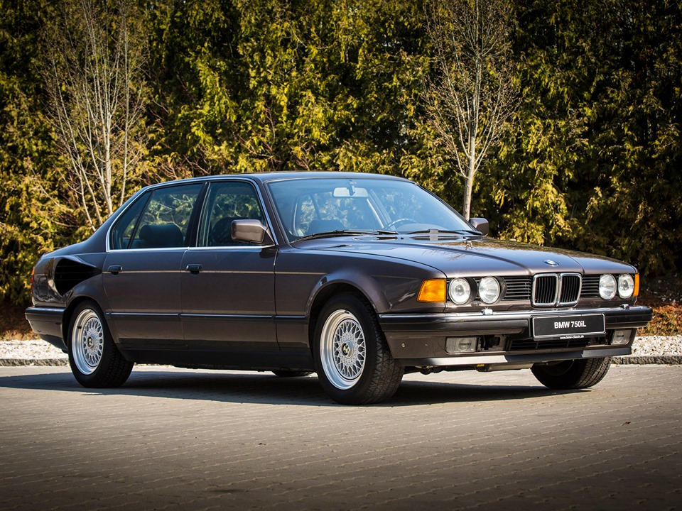 BMW post foto's van 7-Serie met V16-motor: de 767iL