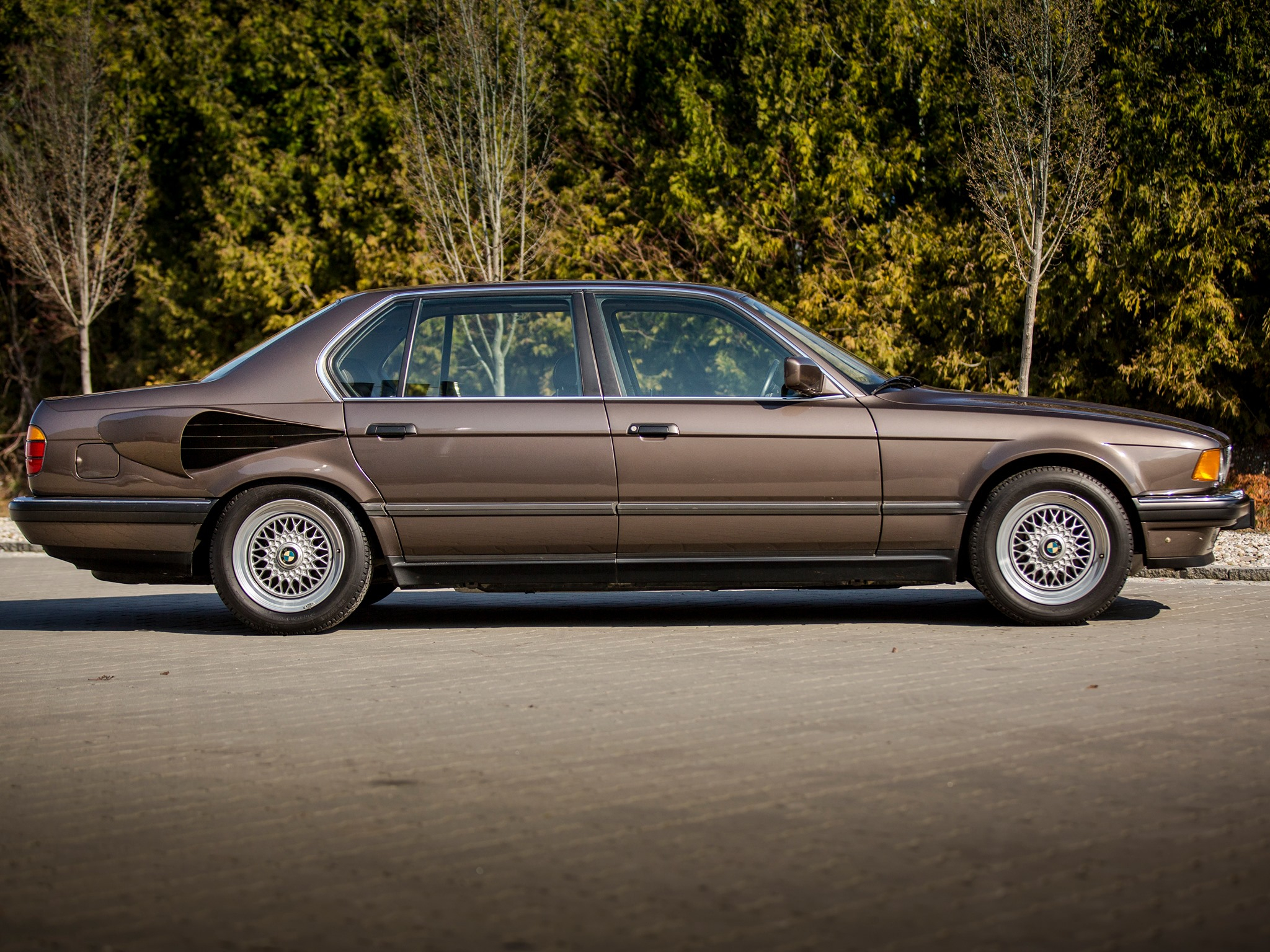 BMW post foto's van 7-Serie met V16-motor: de 767iL