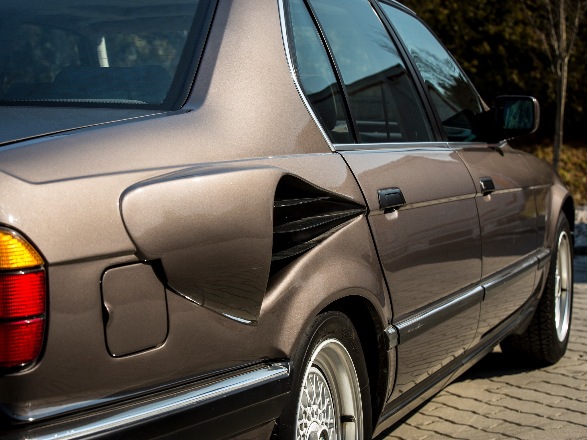 BMW post foto's van 7-Serie met V16-motor: de 767iL