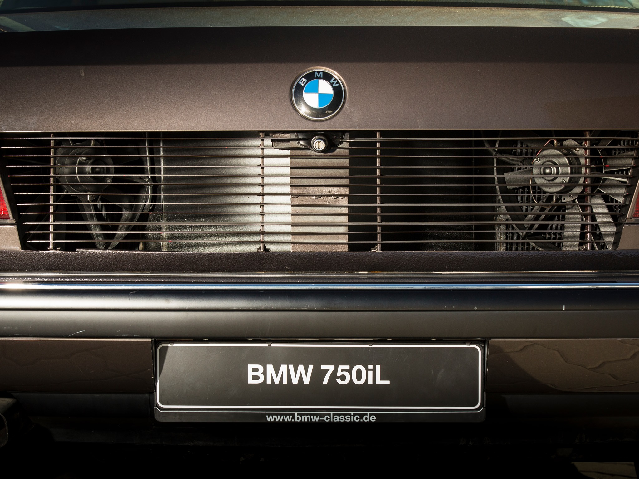 BMW post foto's van 7-Serie met V16-motor: de 767iL