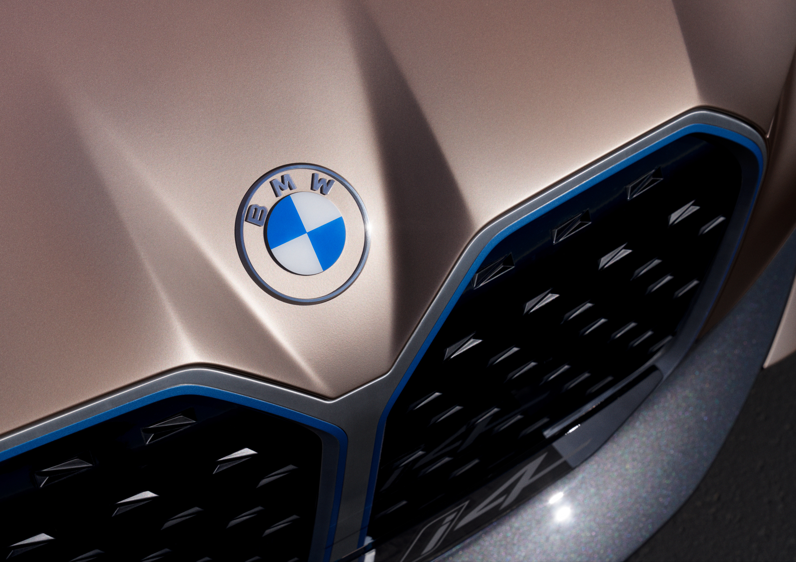 Het BMW-logo is geen propeller! Maar wat is het dan wel?