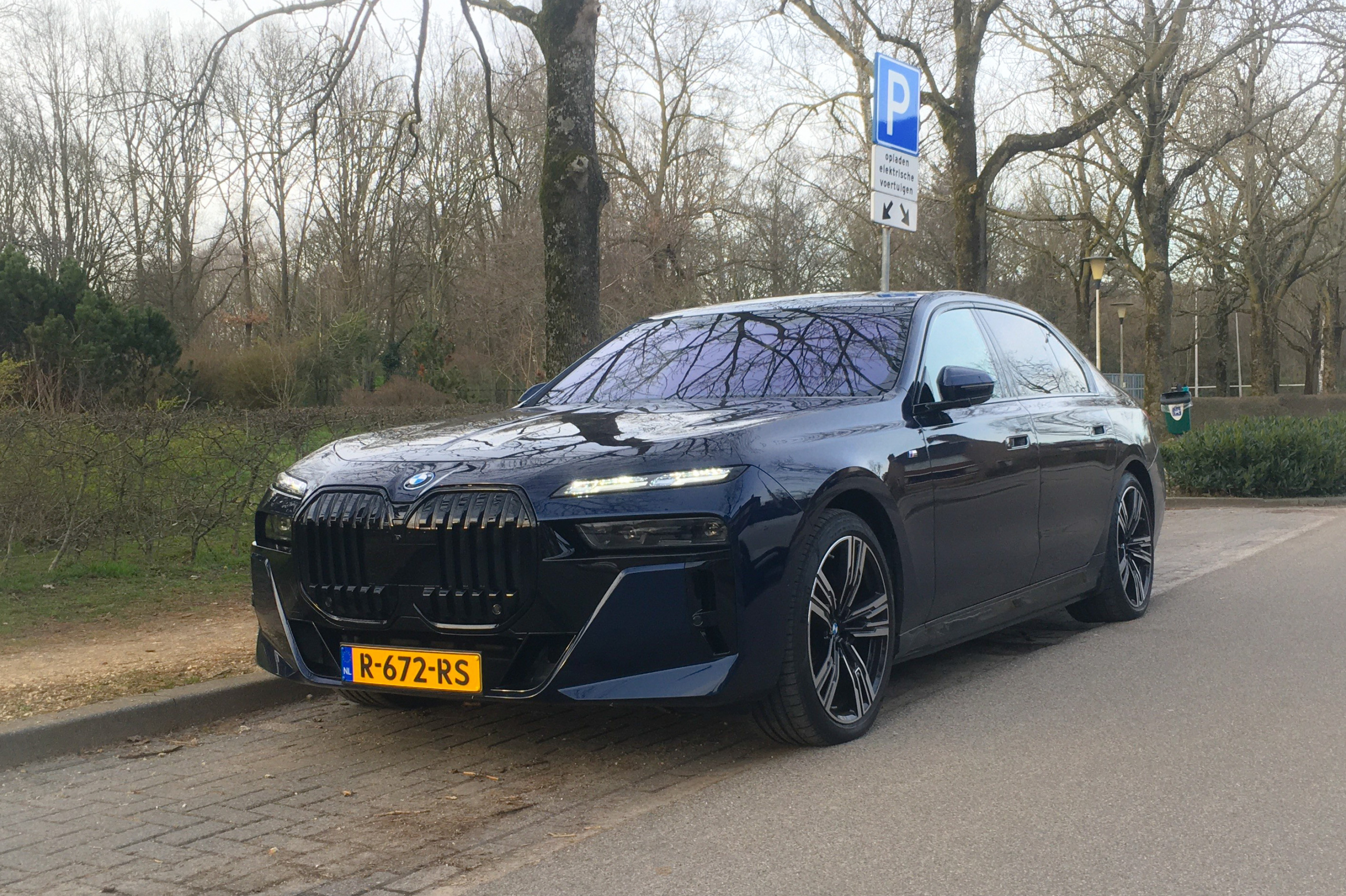 BMW i7 actieradius gemeten bij 100 en 130 km/h