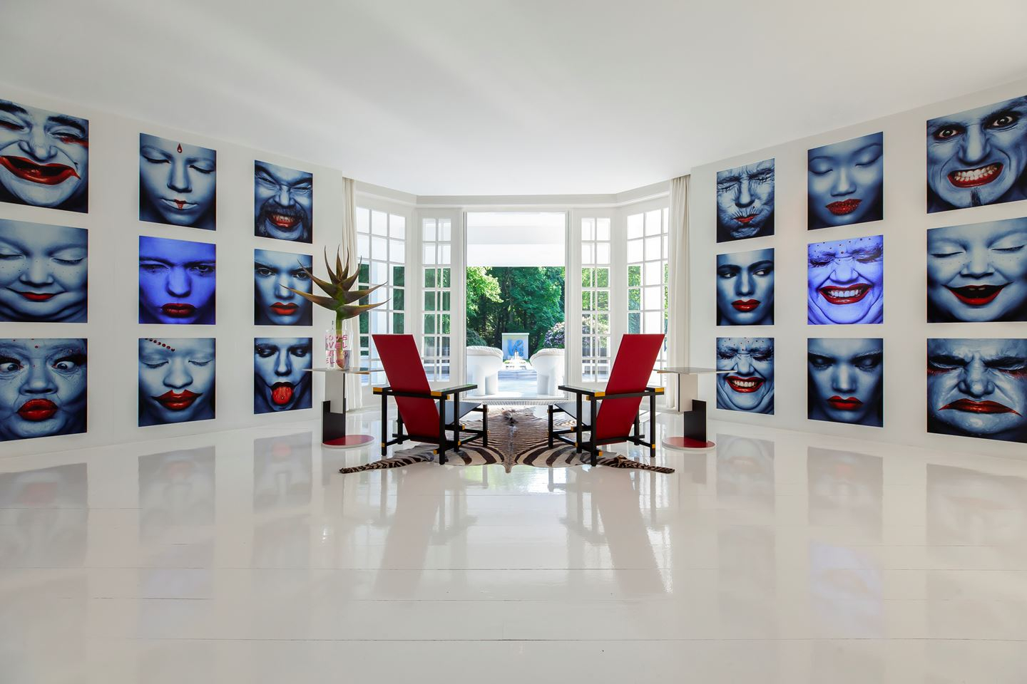 Gespot op Funda: de villa van Jan des Bouvrie. Met daarin 1 miljoen euro aan auto’s