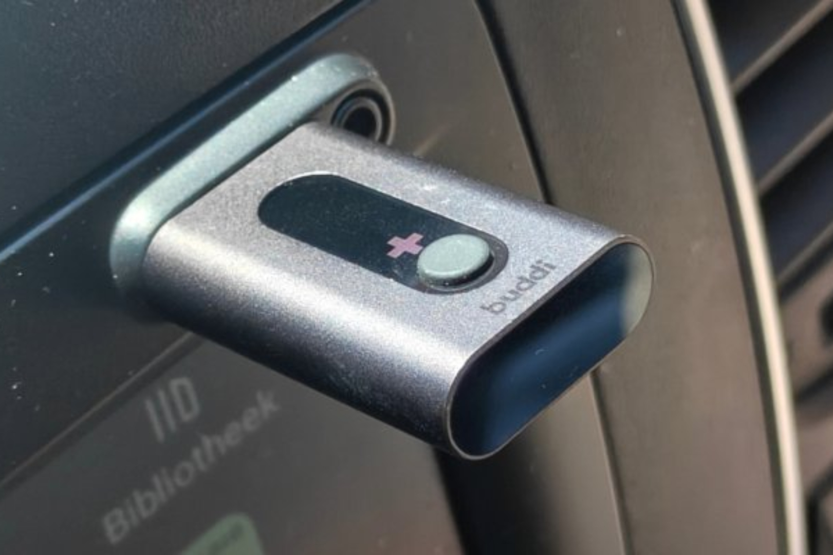 Met dit handige gadget van nog geen 100 euro verdwijnt de laatste irritante kabel uit je auto