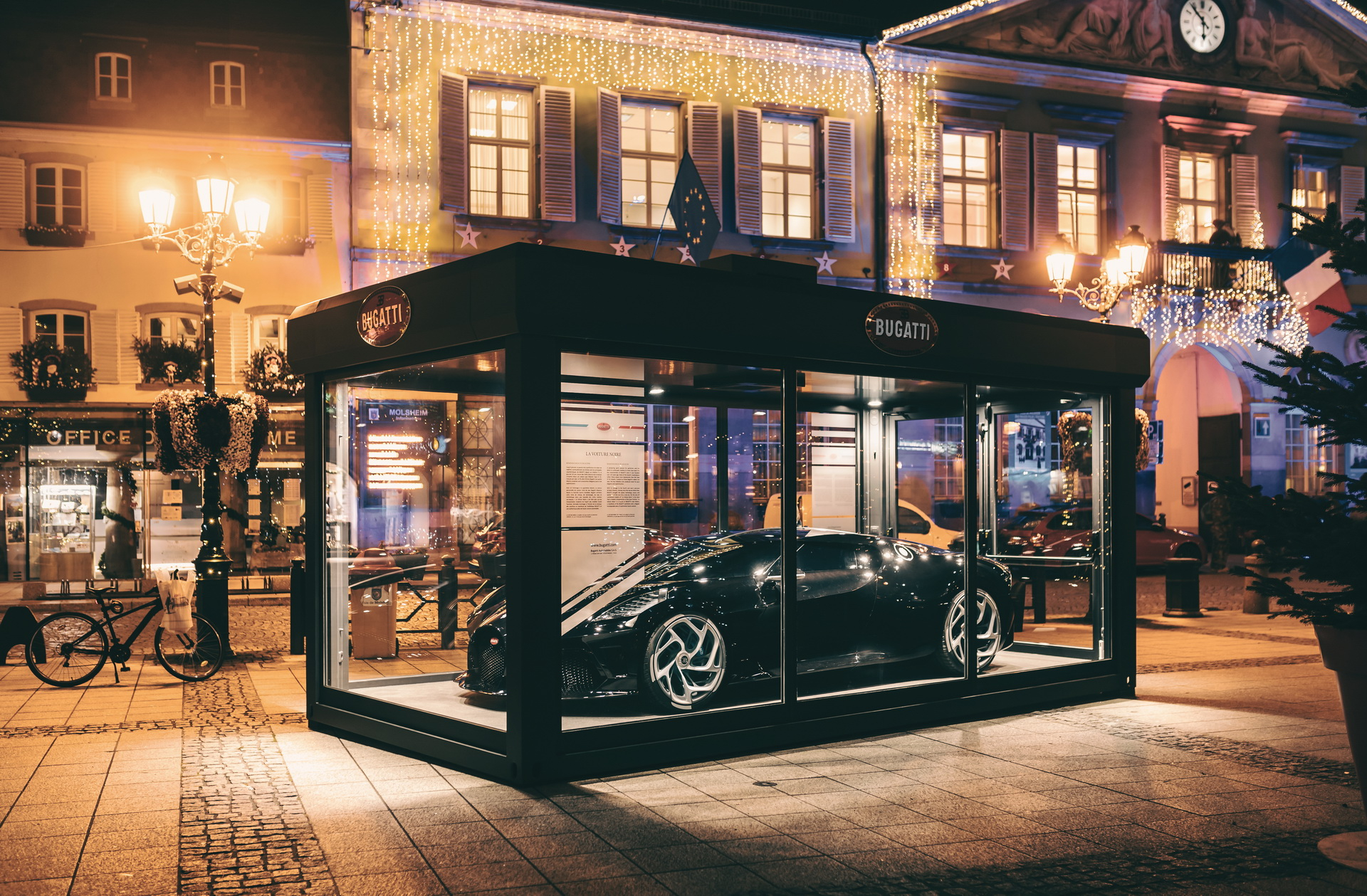 Serious Request: De Bugatti La Voiture Noire gaat het Glazen Huis in