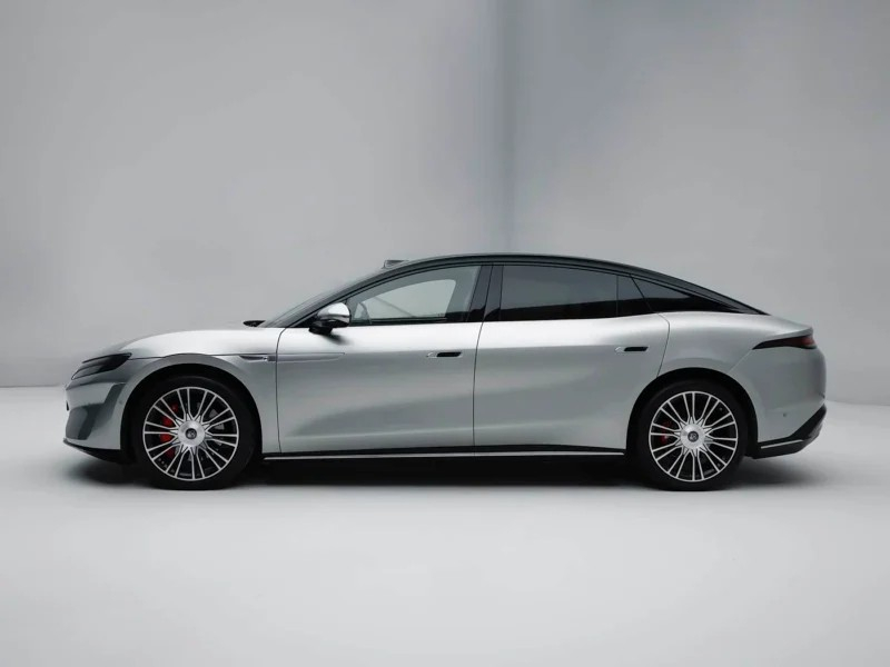 BMW en Mercedes schrikken zich een hoedje van deze nieuwe Chinese EV
