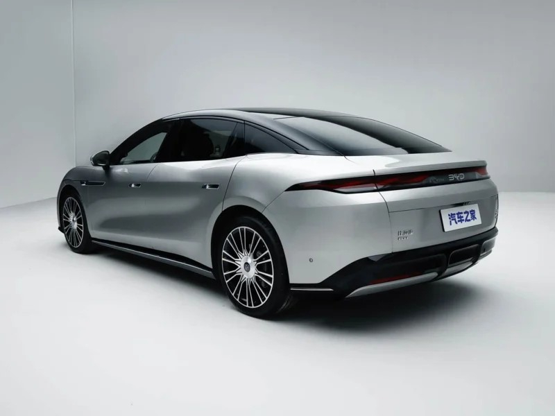 BMW en Mercedes schrikken zich een hoedje van deze nieuwe Chinese EV