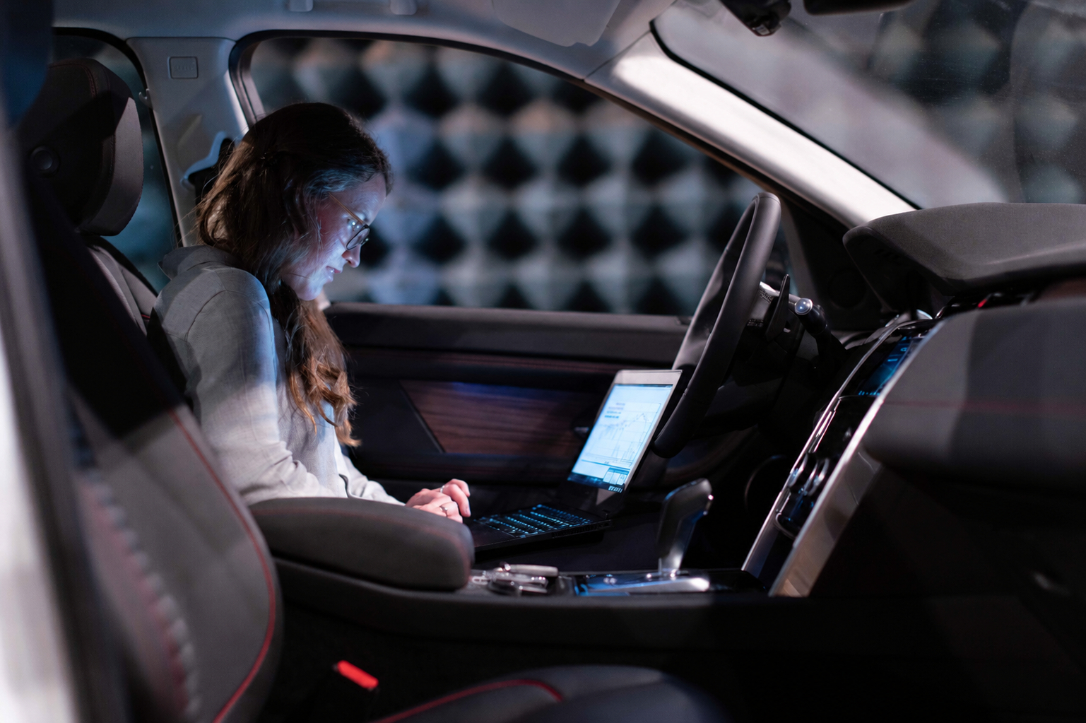 Eén op de vijf Nederlanders doet in de auto iets héél anders dan alleen rijden