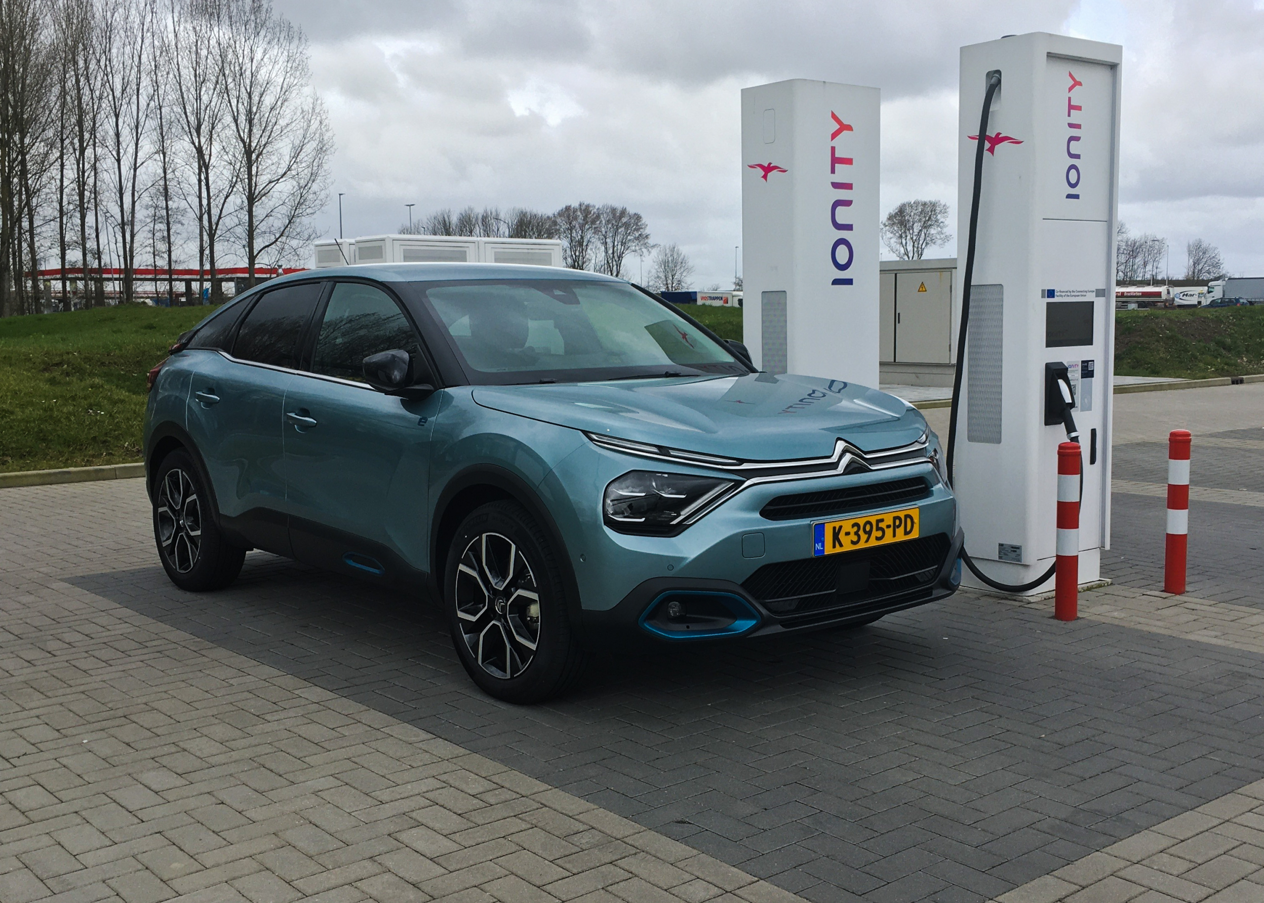 Hoe de elektrische auto de suv om zeep helpt