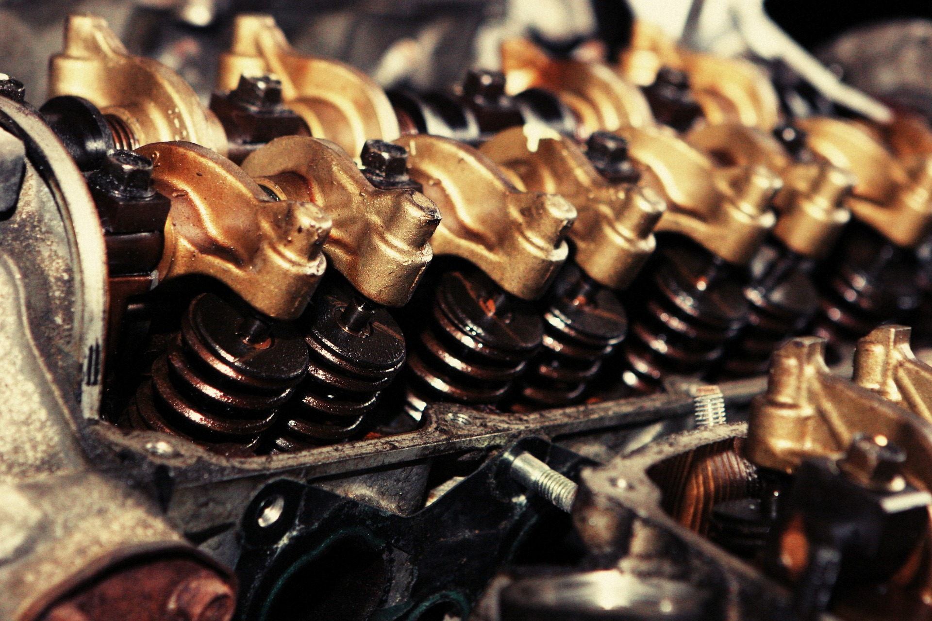 Waarom het riskant is je automotor warm te laten draaien