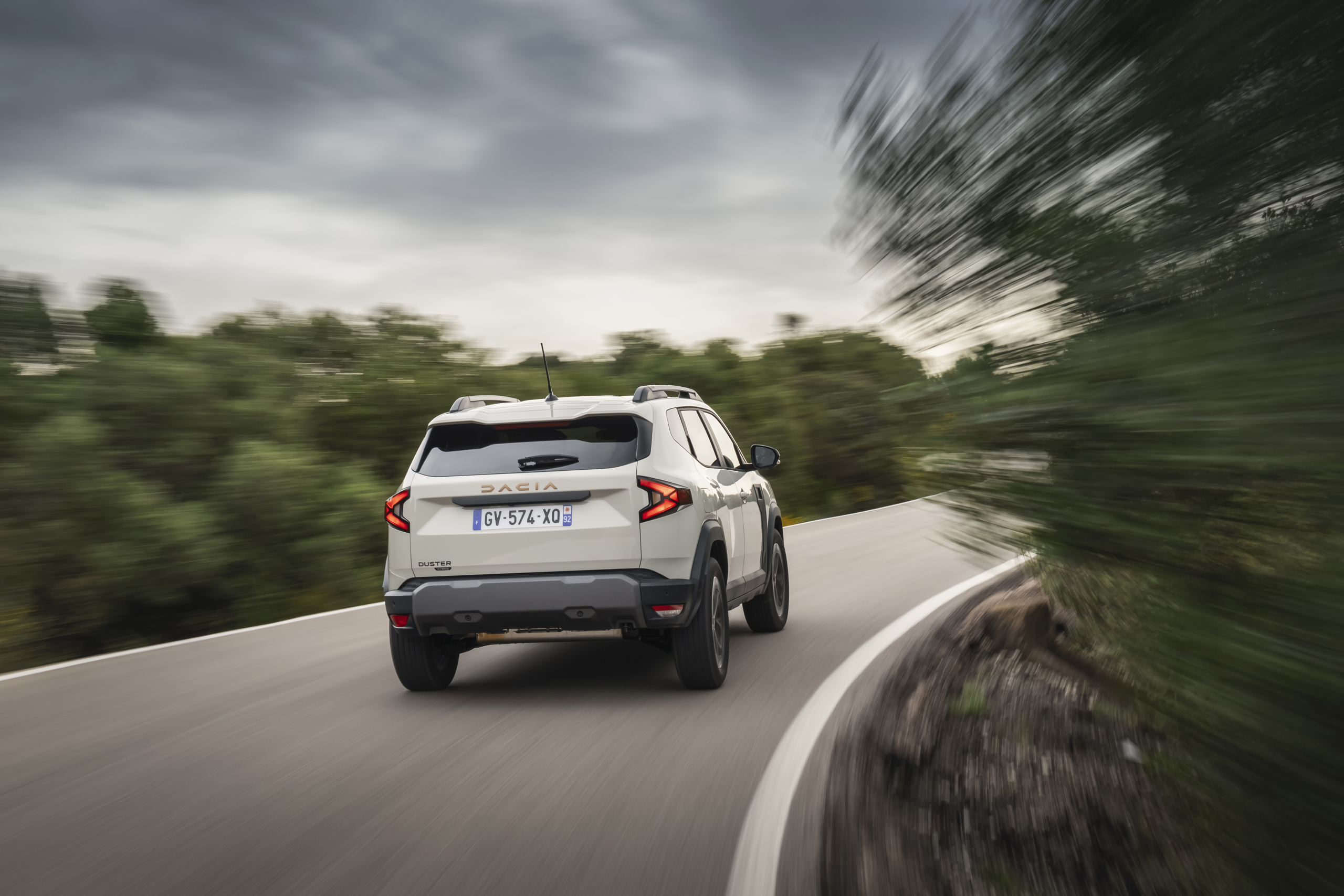 Review Dacia Duster Hybrid 140 (2024): de SUV die jou van oude vooroordelen gaat afhelpen