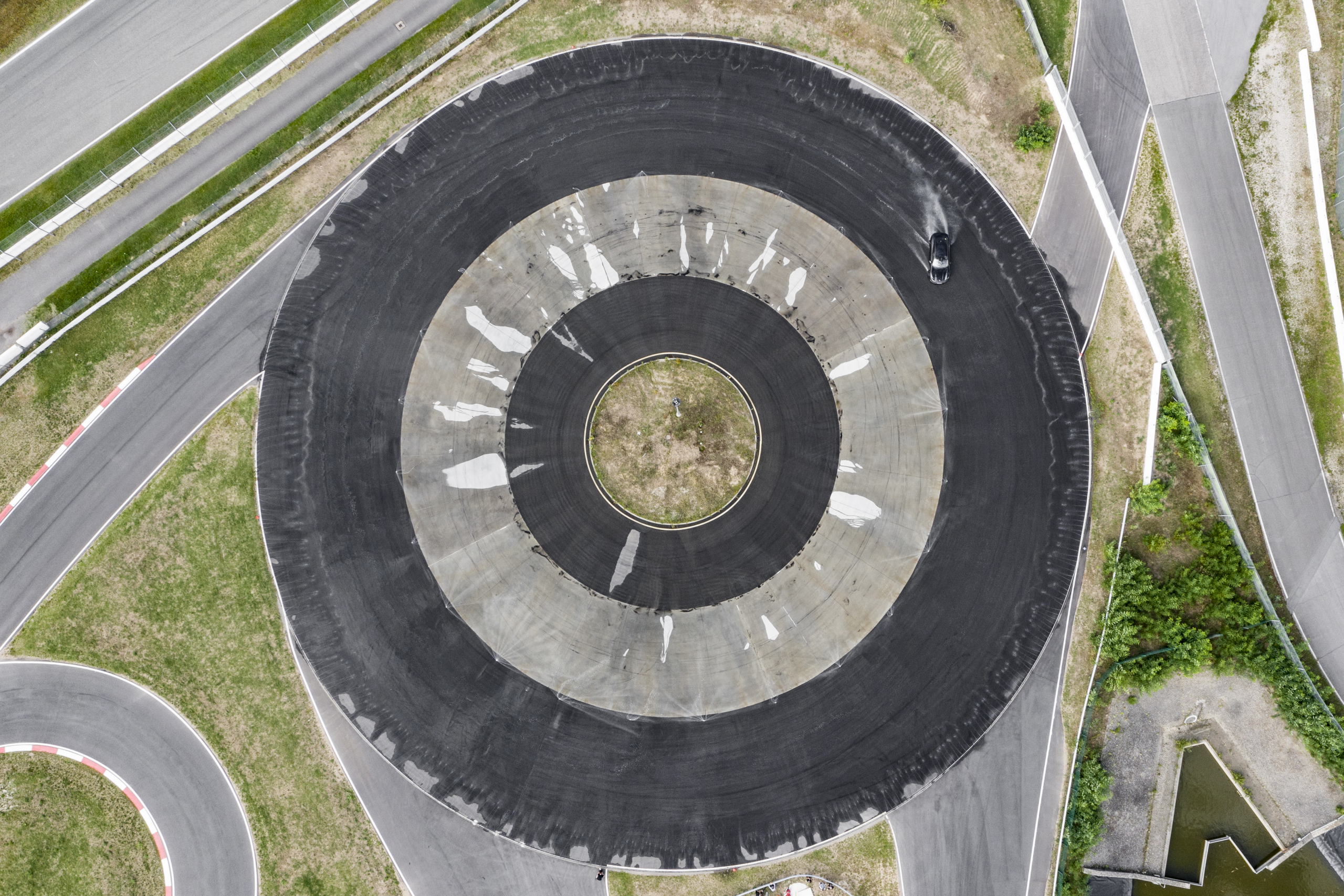 Porsche Taycan breekt het driftrecord voor elektrische auto's