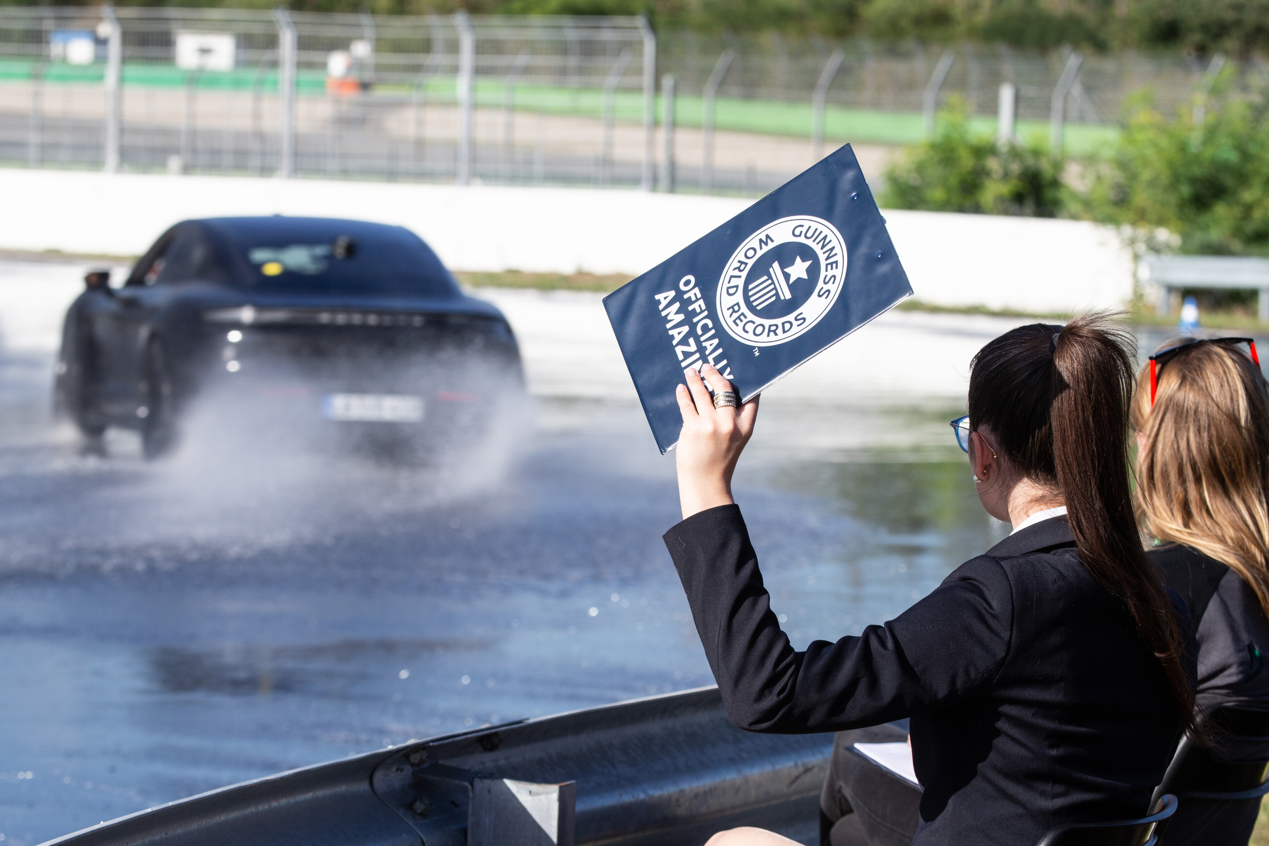 Porsche Taycan breekt het driftrecord voor elektrische auto's