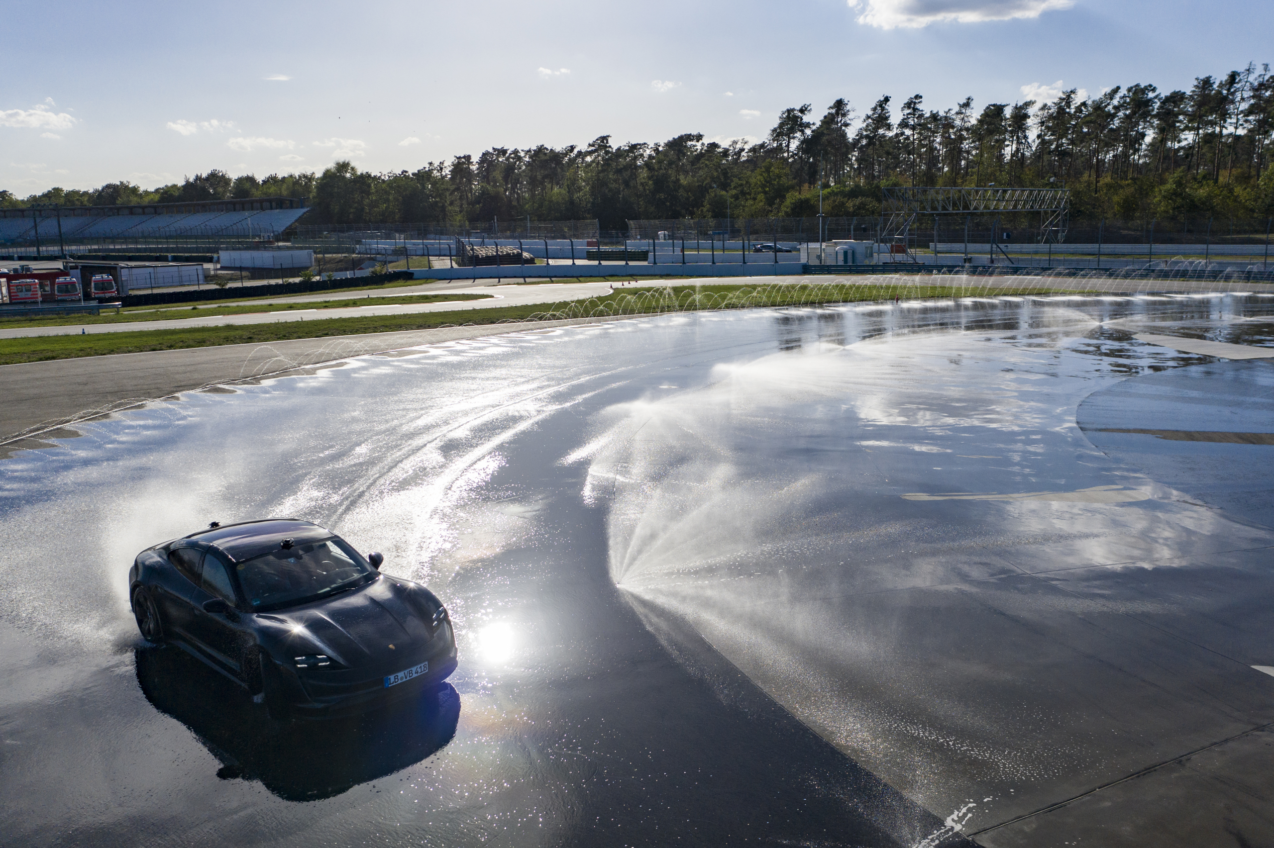 Porsche Taycan breekt het driftrecord voor elektrische auto's