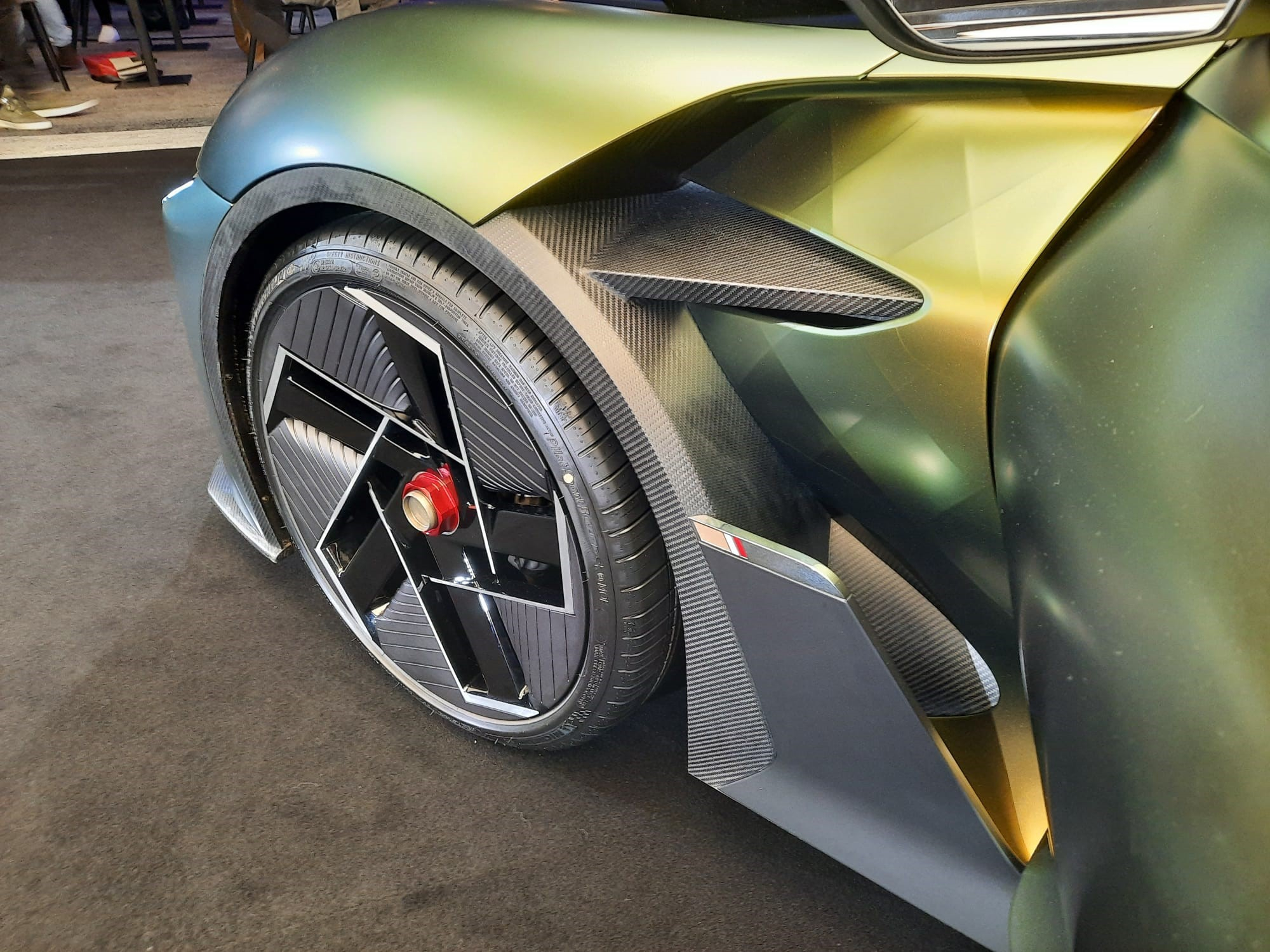 Wil je de DS E-Tense Performance opladen tot 100 procent? Dan heb je niet eens tijd om te plassen