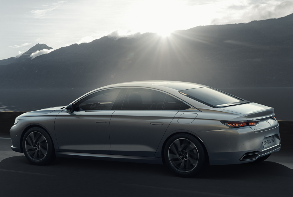 Test - In de DS 9 E-Tense 225 moet je niet allergisch zijn voor leer