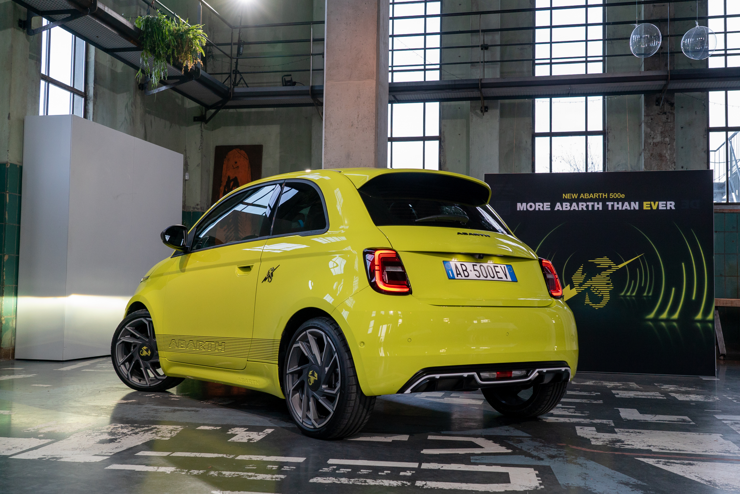 Zo kun je met de elektrische Abarth 500e wraak nemen op je overlastgevende buren