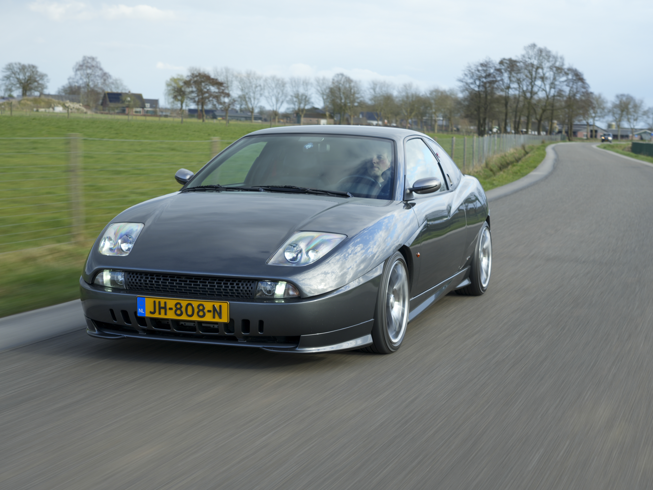 Marc heeft de snelste Fiat ooit en krijgt bewonderende blikken van Ferrari-rijders
