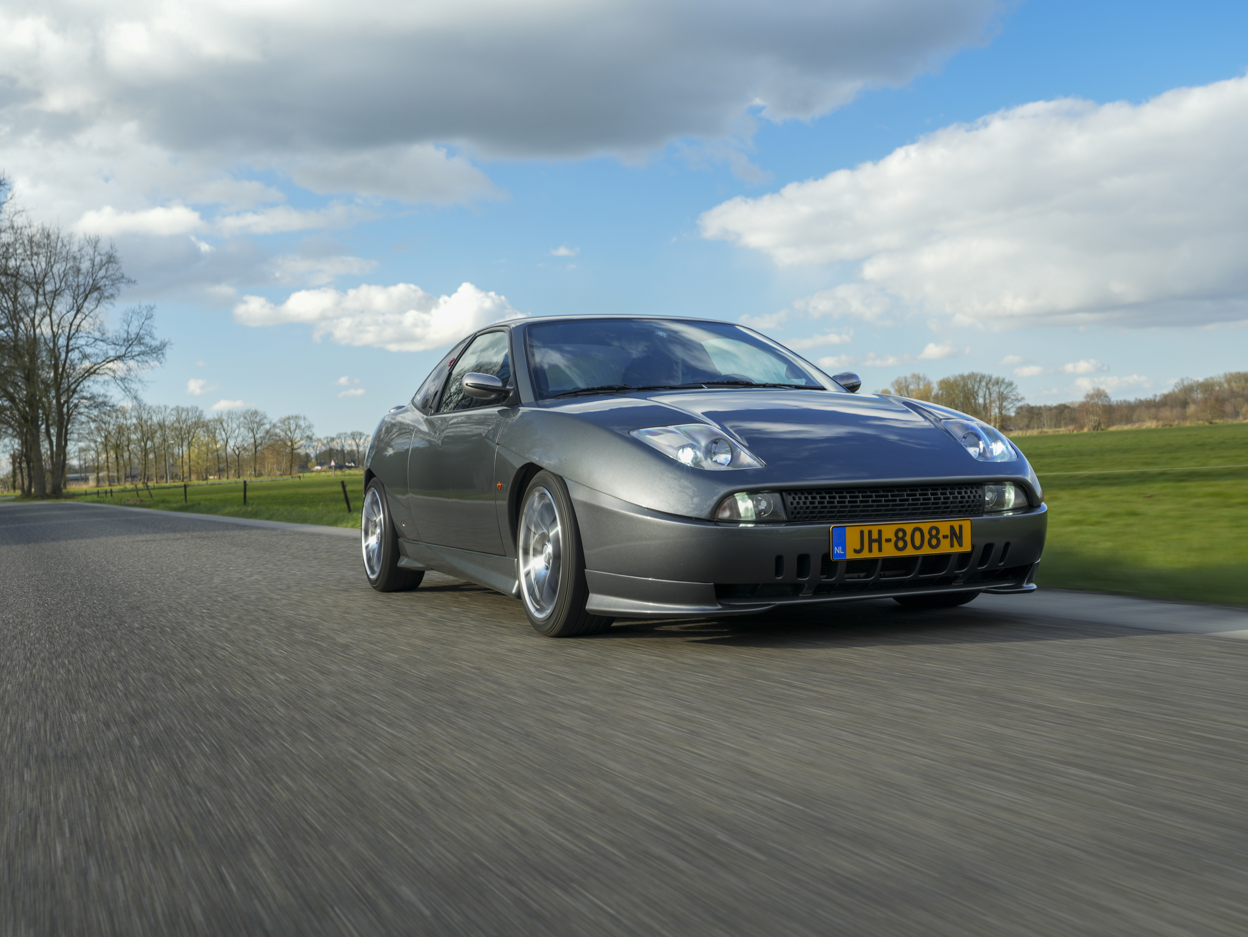 Marc heeft de snelste Fiat ooit en krijgt bewonderende blikken van Ferrari-rijders