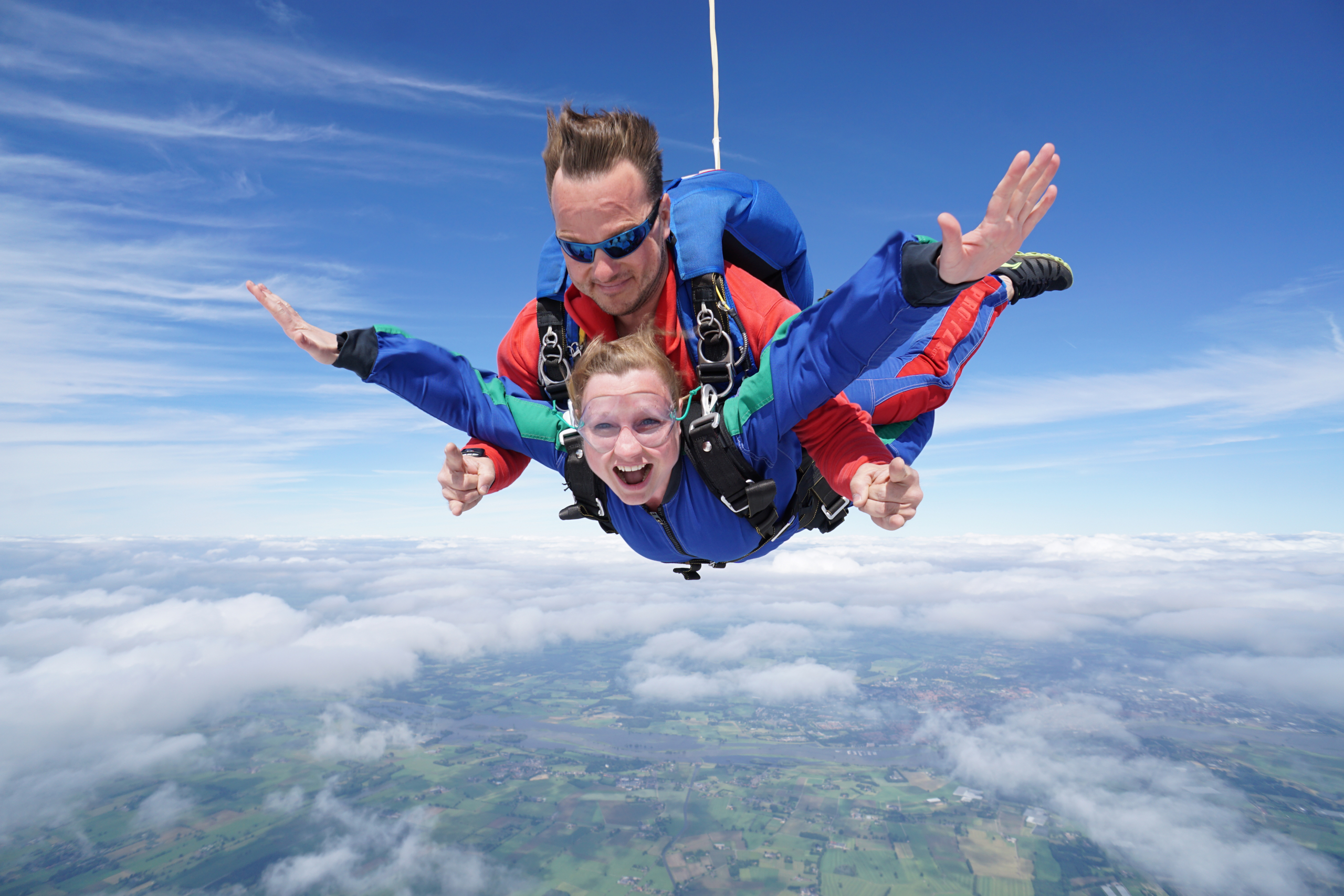 Wie durft? Win bij Auto Review een parachutesprong bij Sky Dive Teuge