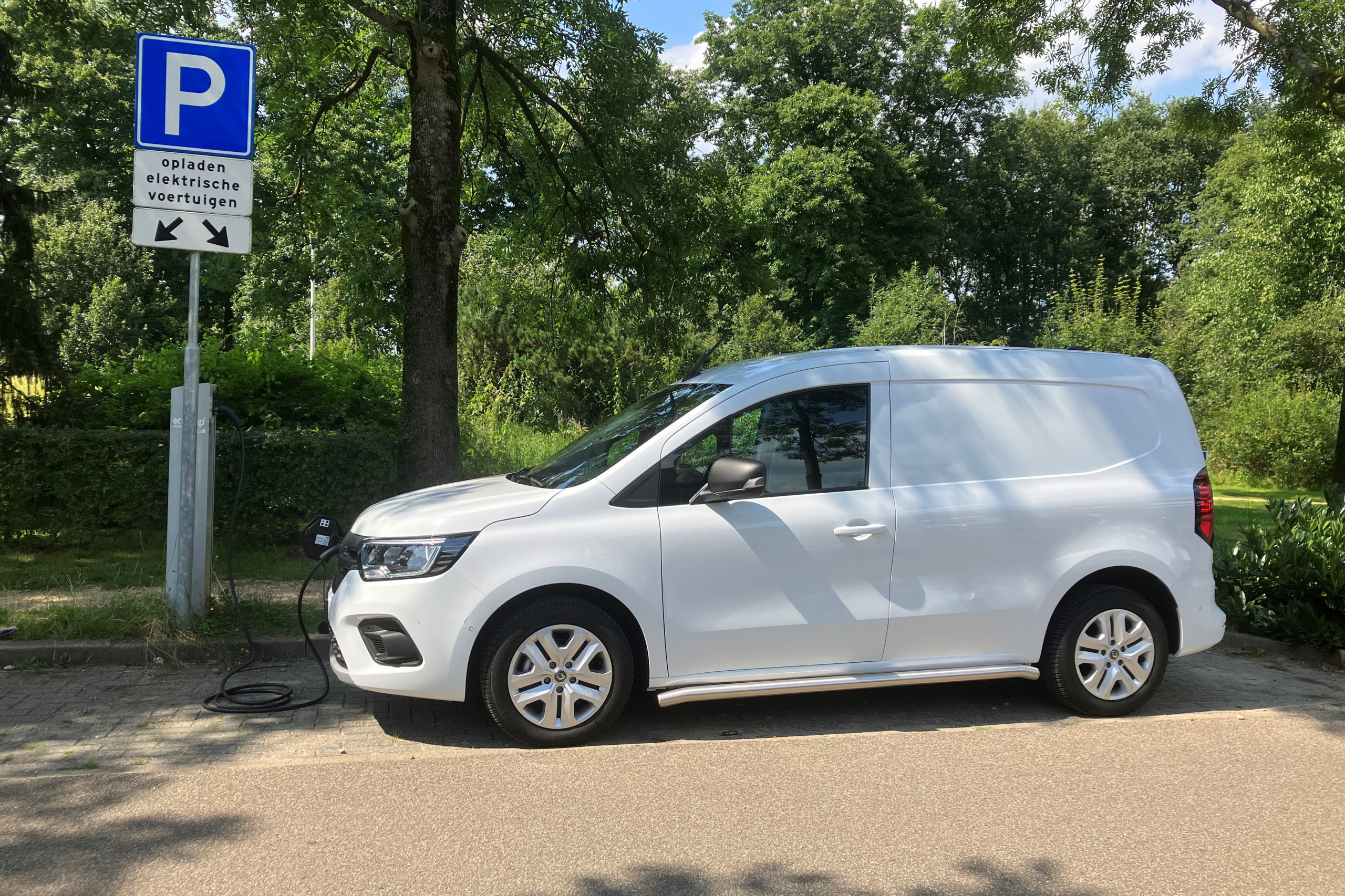 Dit zijn de 5 goedkoopste elektrische bussen van 2025 met een keuzemenu op 1