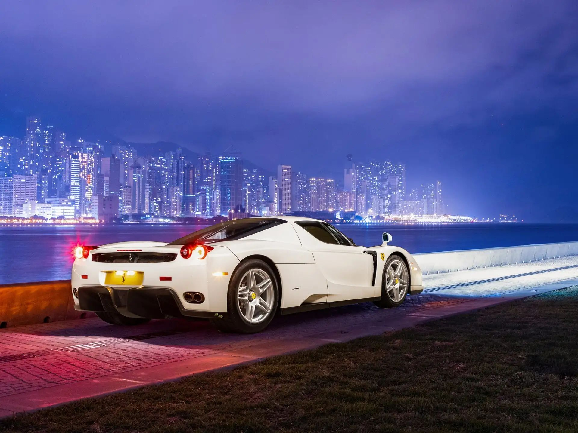 Altijd al een Miami Vice-witte Ferrari Enzo willen hebben? Dan had je de kans