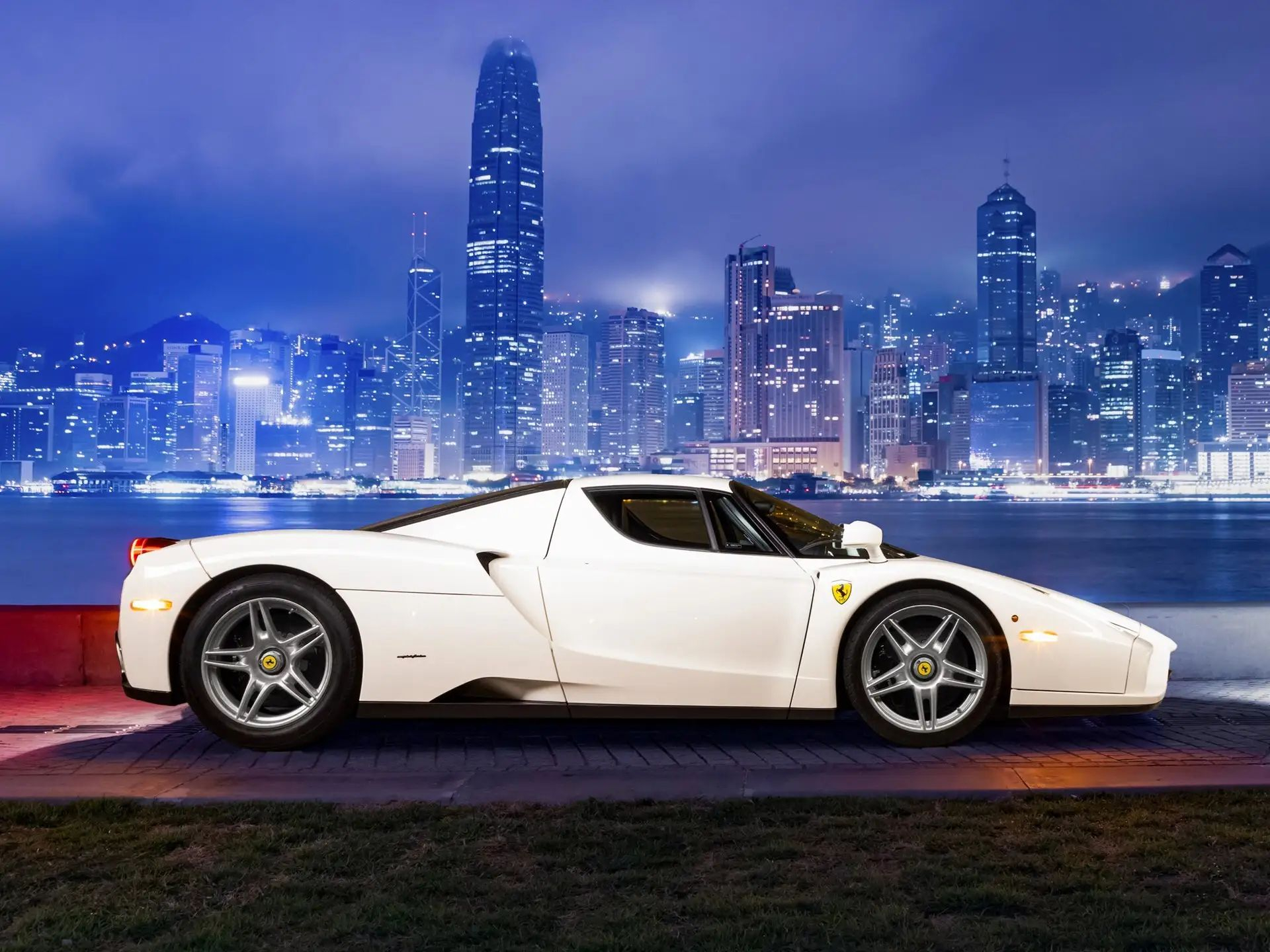 Altijd al een Miami Vice-witte Ferrari Enzo willen hebben? Dan had je de kans