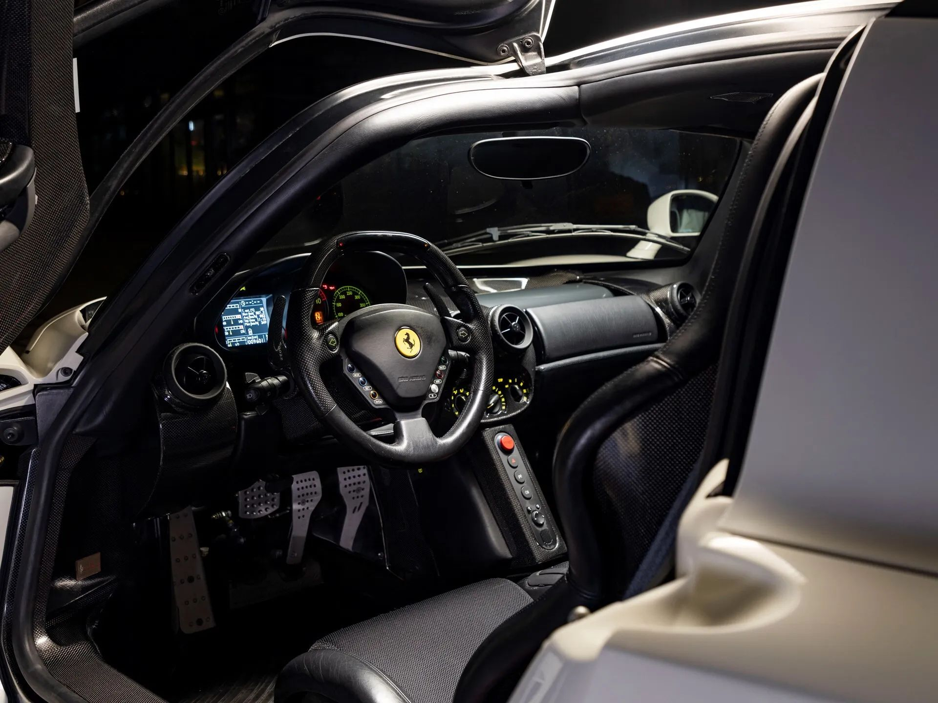 Altijd al een Miami Vice-witte Ferrari Enzo willen hebben? Dan had je de kans