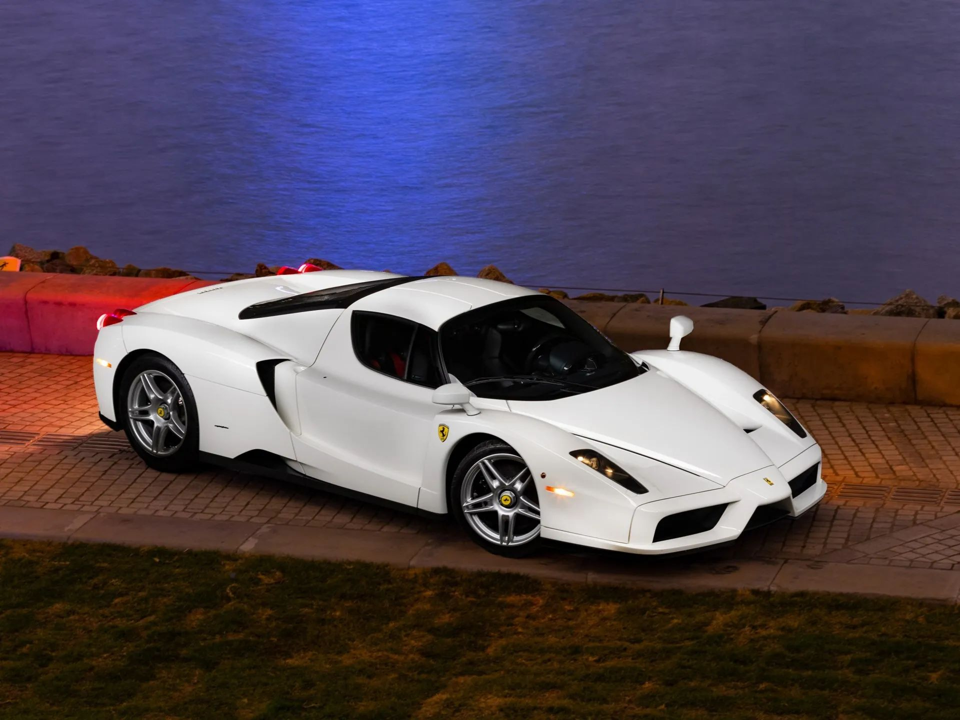Altijd al een Miami Vice-witte Ferrari Enzo willen hebben? Dan had je de kans