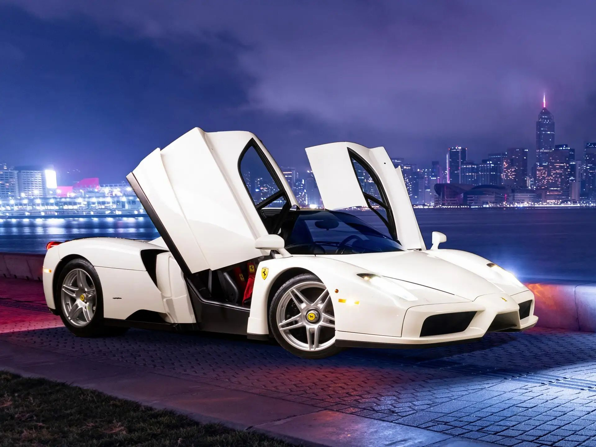 Altijd al een Miami Vice-witte Ferrari Enzo willen hebben? Dan had je de kans