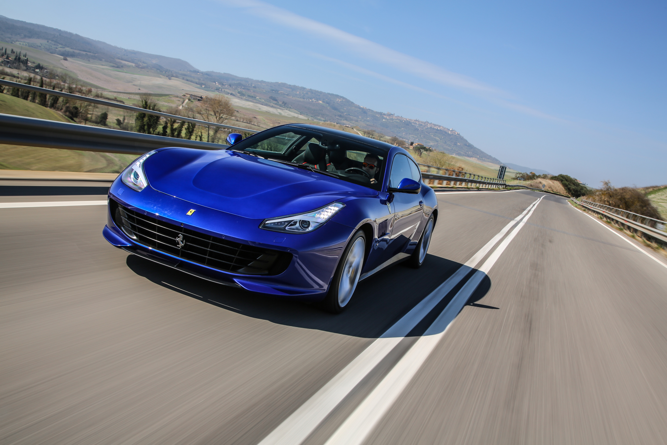 De absolute autovakantie-droom: een supercar met genoeg bagageruimte