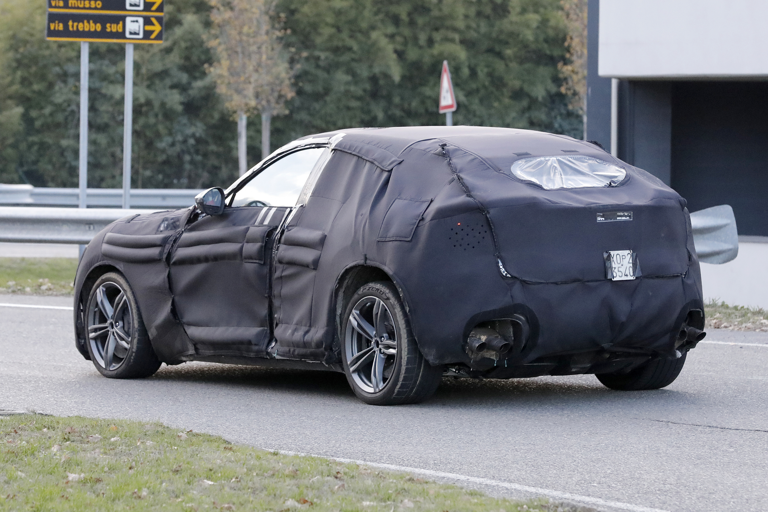 Ook gij, Ferrari?! Hier rijdt de eerste suv van het merk: de Ferrari Purosangue