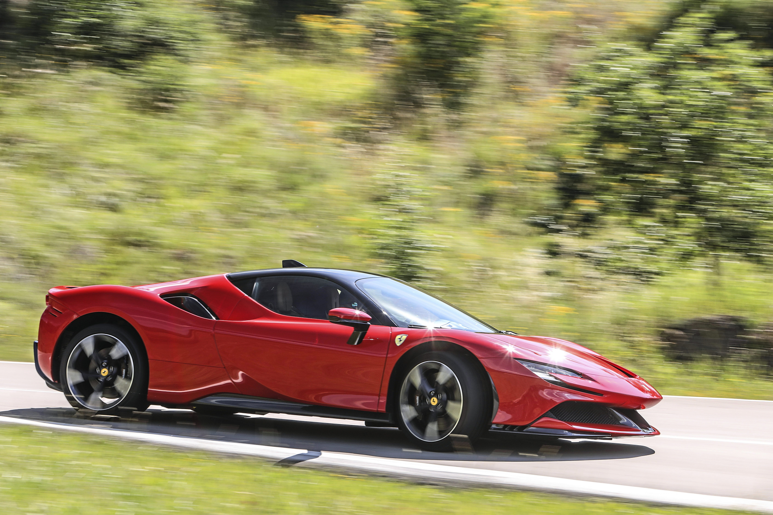 Test Ferrari SF90 Stradale plug-in hybrid: pizza power