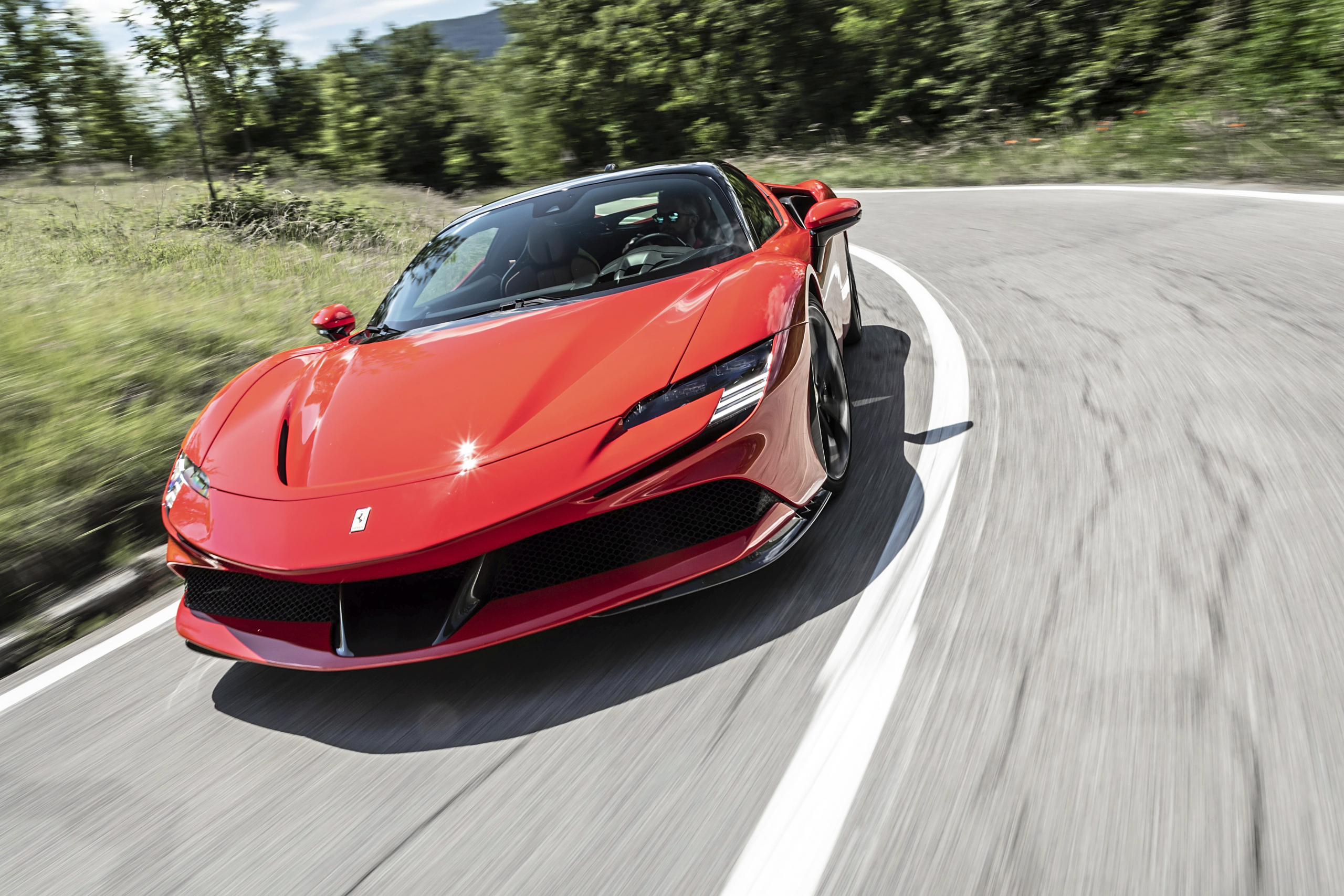 Test Ferrari SF90 Stradale plug-in hybrid: pizza power