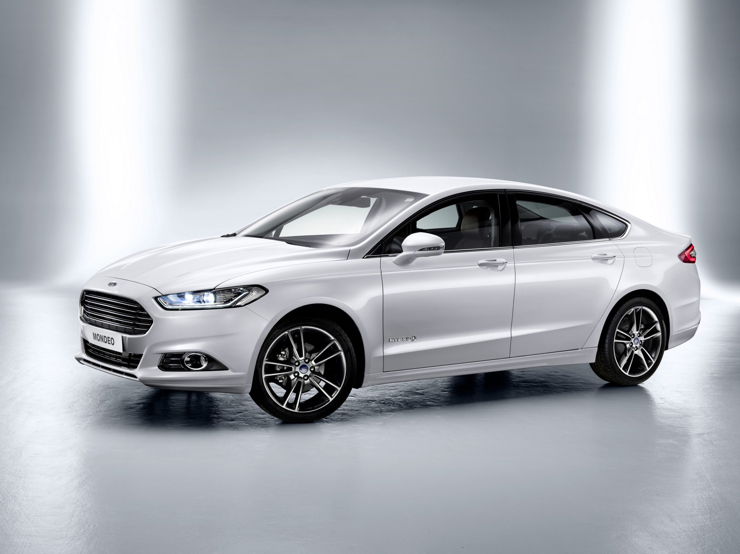 De nieuwe Ford Mondeo rijdt stilletjes ons huisje voorbij