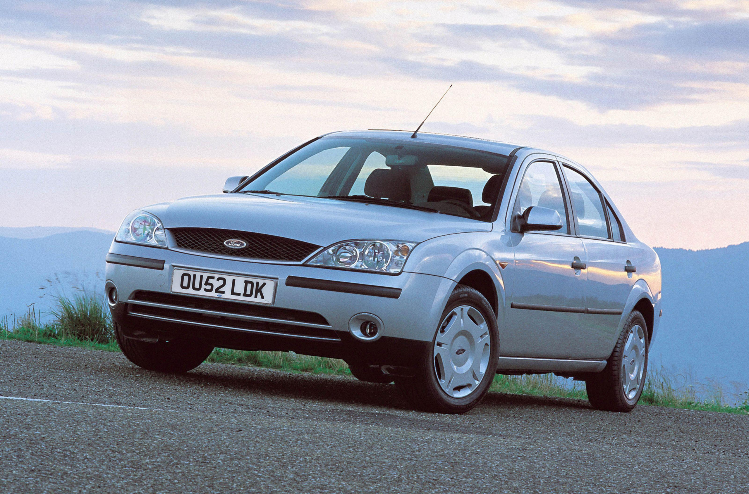 De nieuwe Ford Mondeo rijdt stilletjes ons huisje voorbij