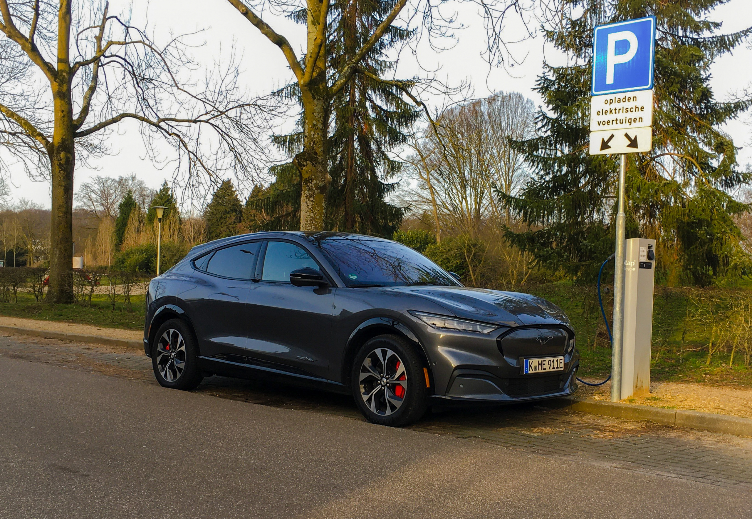 EV-prijsoorlog barst los: na Tesla's ook Ford Mustang Mach-E duizenden euro’s goedkoper