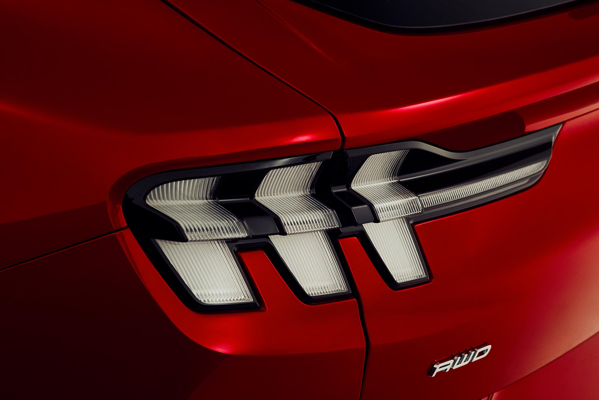 Ford Mustang Mach-E laadt als de brandweer