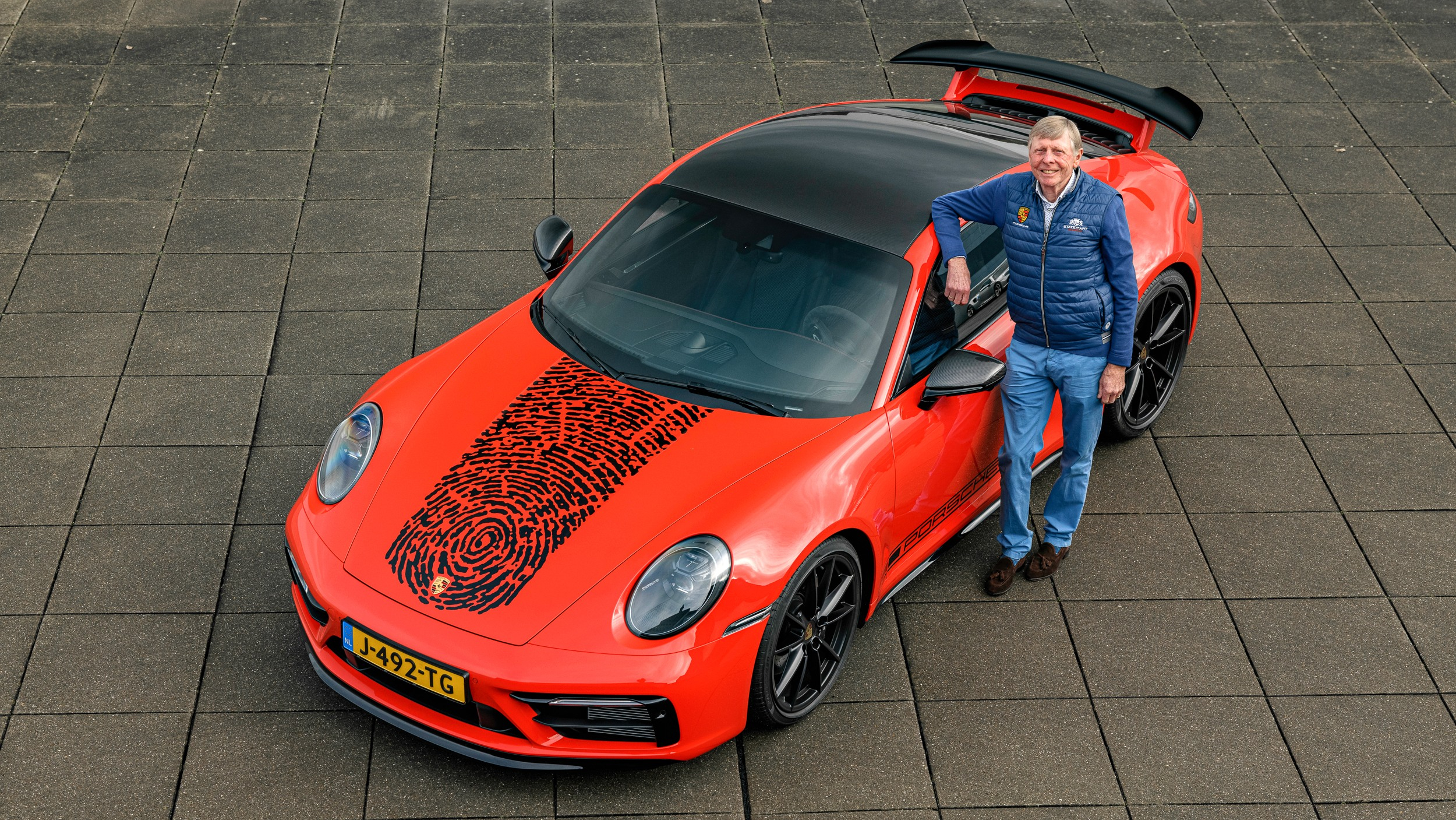 Gijs van Lennep drukt zijn stempel (letterlijk) op de Porsche 911