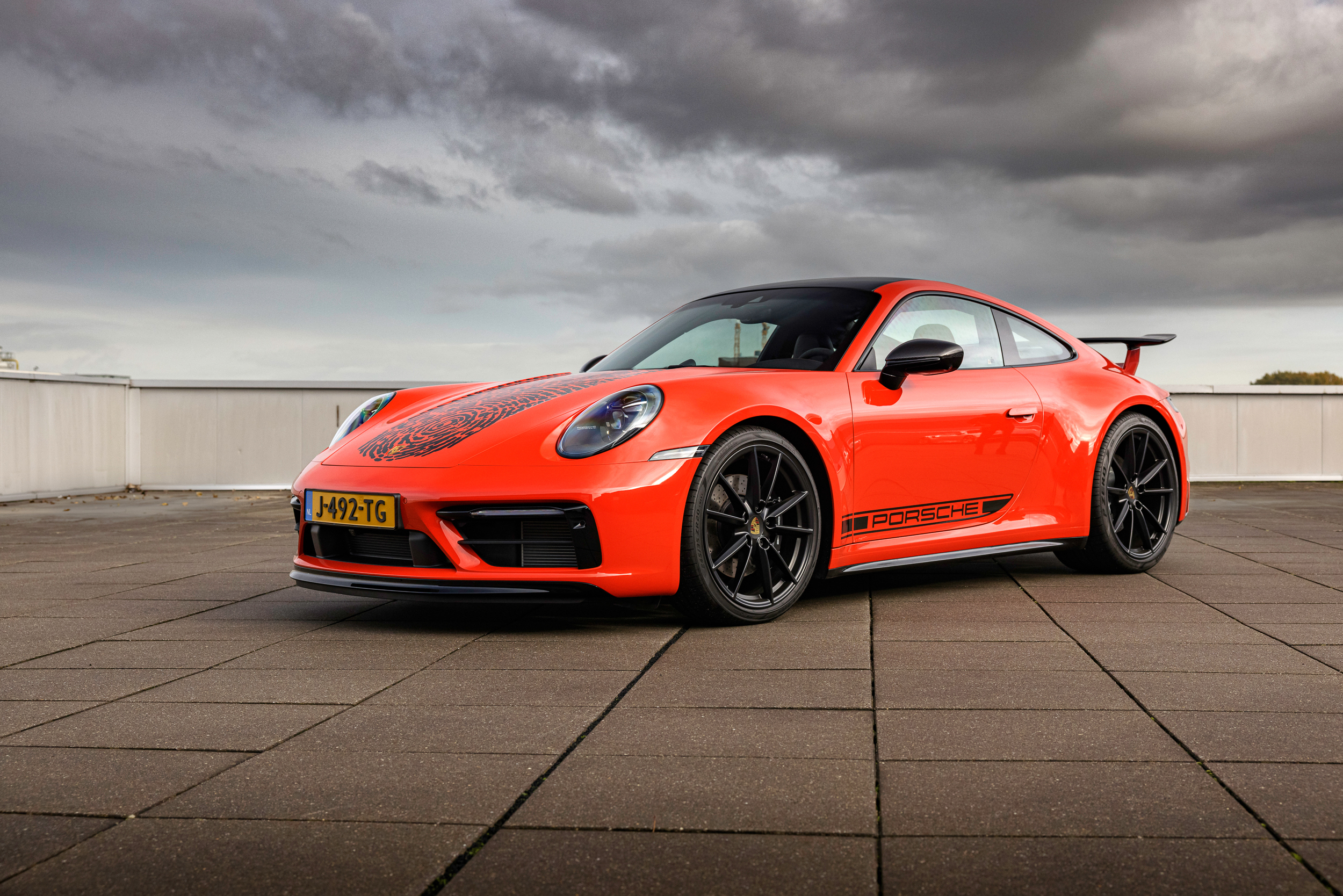 Gijs van Lennep drukt zijn stempel (letterlijk) op de Porsche 911