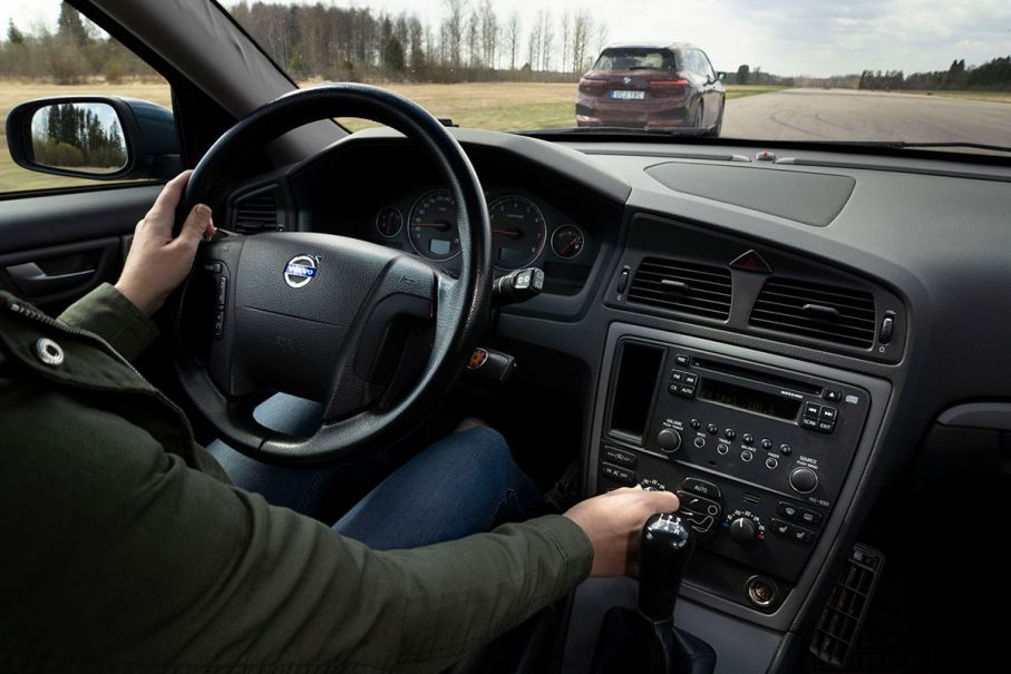 Test: hiermee ben je in stokoude Volvo ruim drie keer zo snel als in splinternieuwe Mercedes
