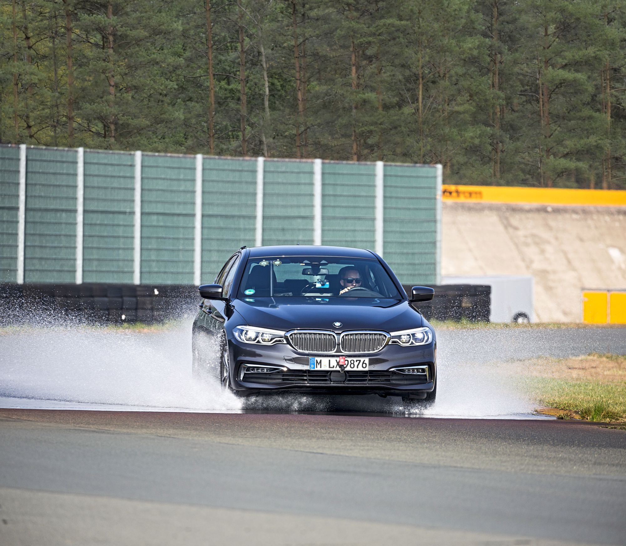 Wie betaalt de schade aan je auto bij aquaplaning?