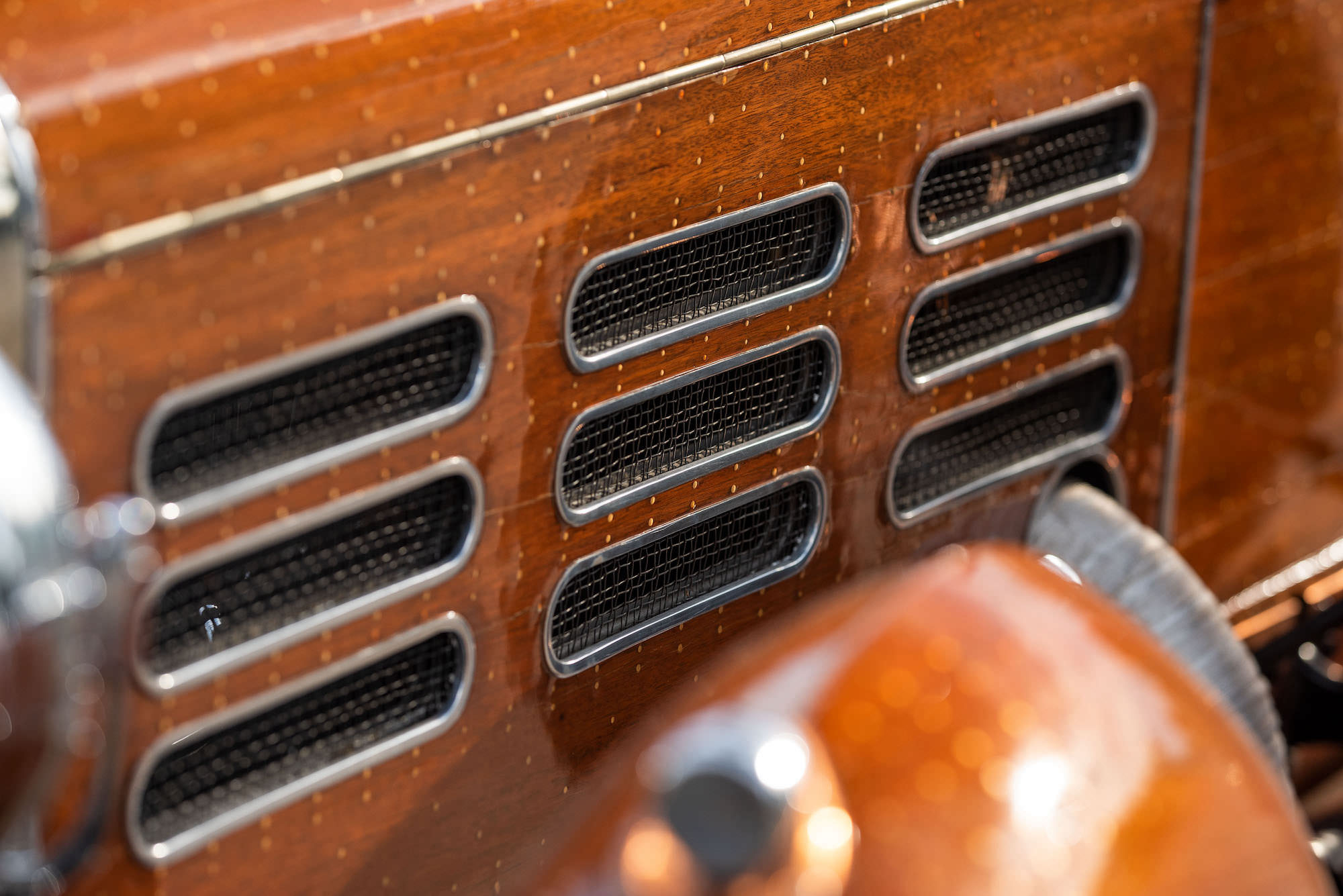 Deze klassieke auto is van hout. En moet 11,8 miljoen euro (!) opleveren