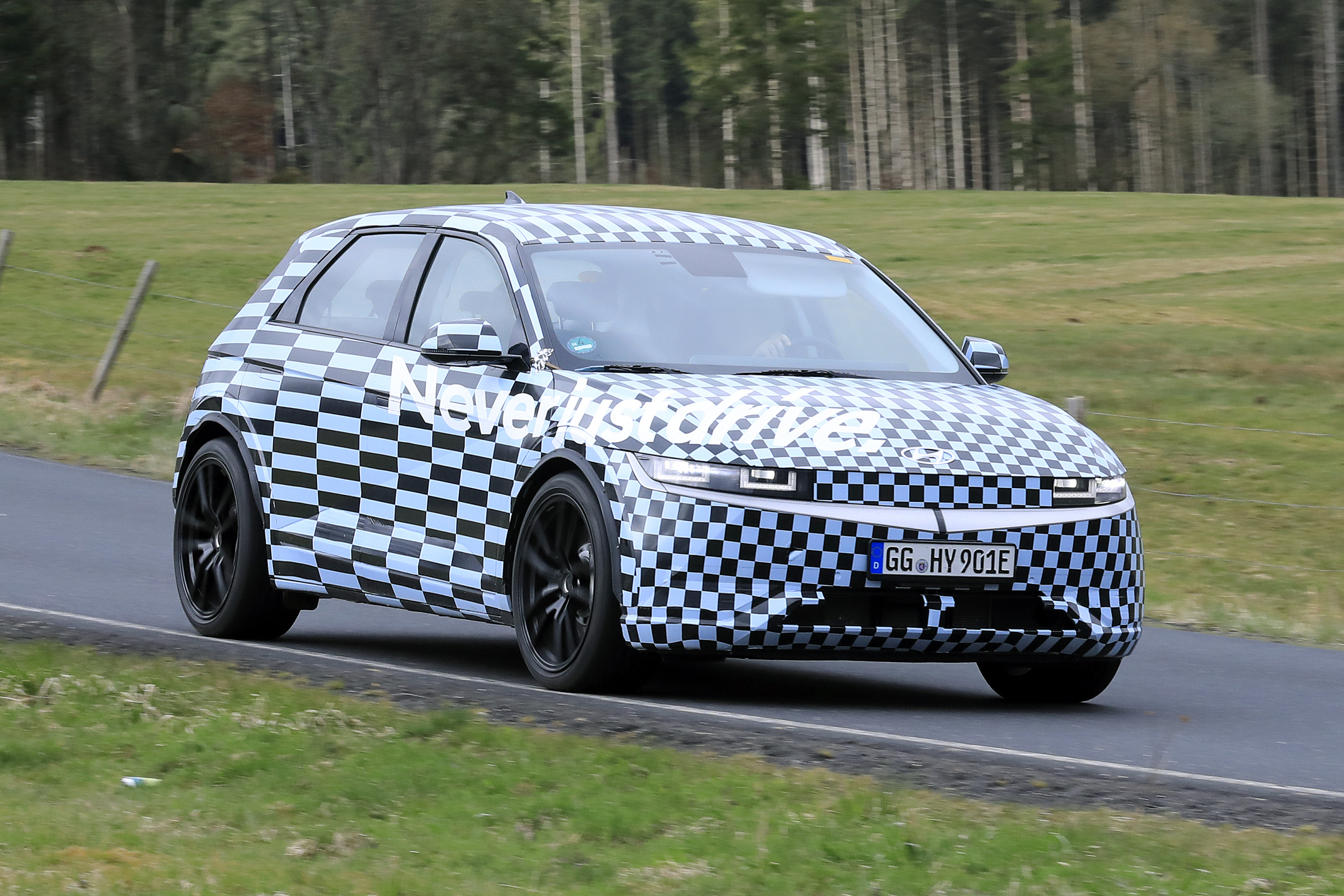 Op de achtervleugel van de elektrische Hyundai N-sportcoupé kun je dineren
