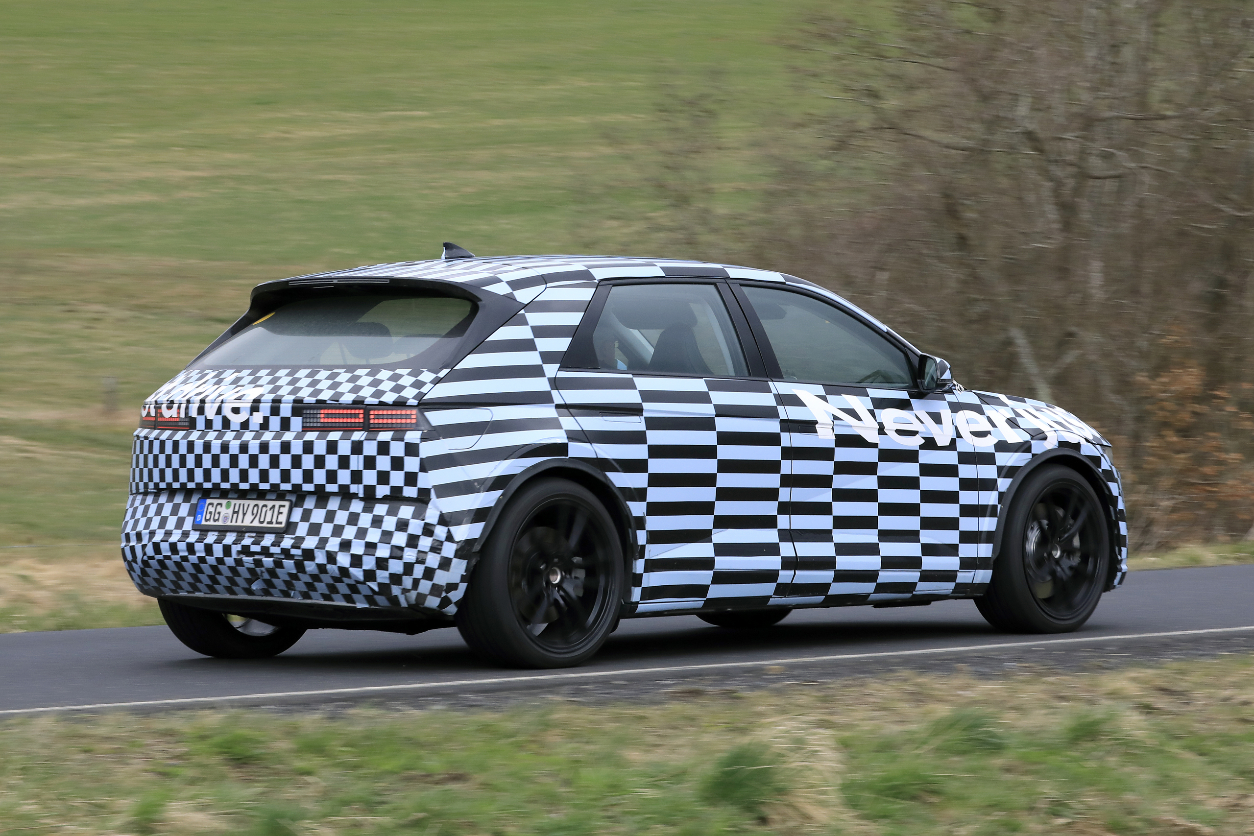 Op de achtervleugel van de elektrische Hyundai N-sportcoupé kun je dineren