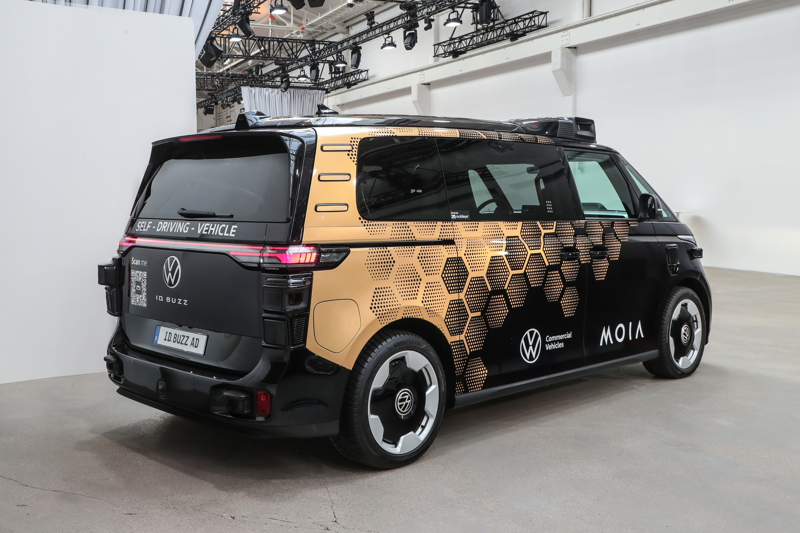 Het eerste in Europa geproduceerde autonome voertuig is een feit