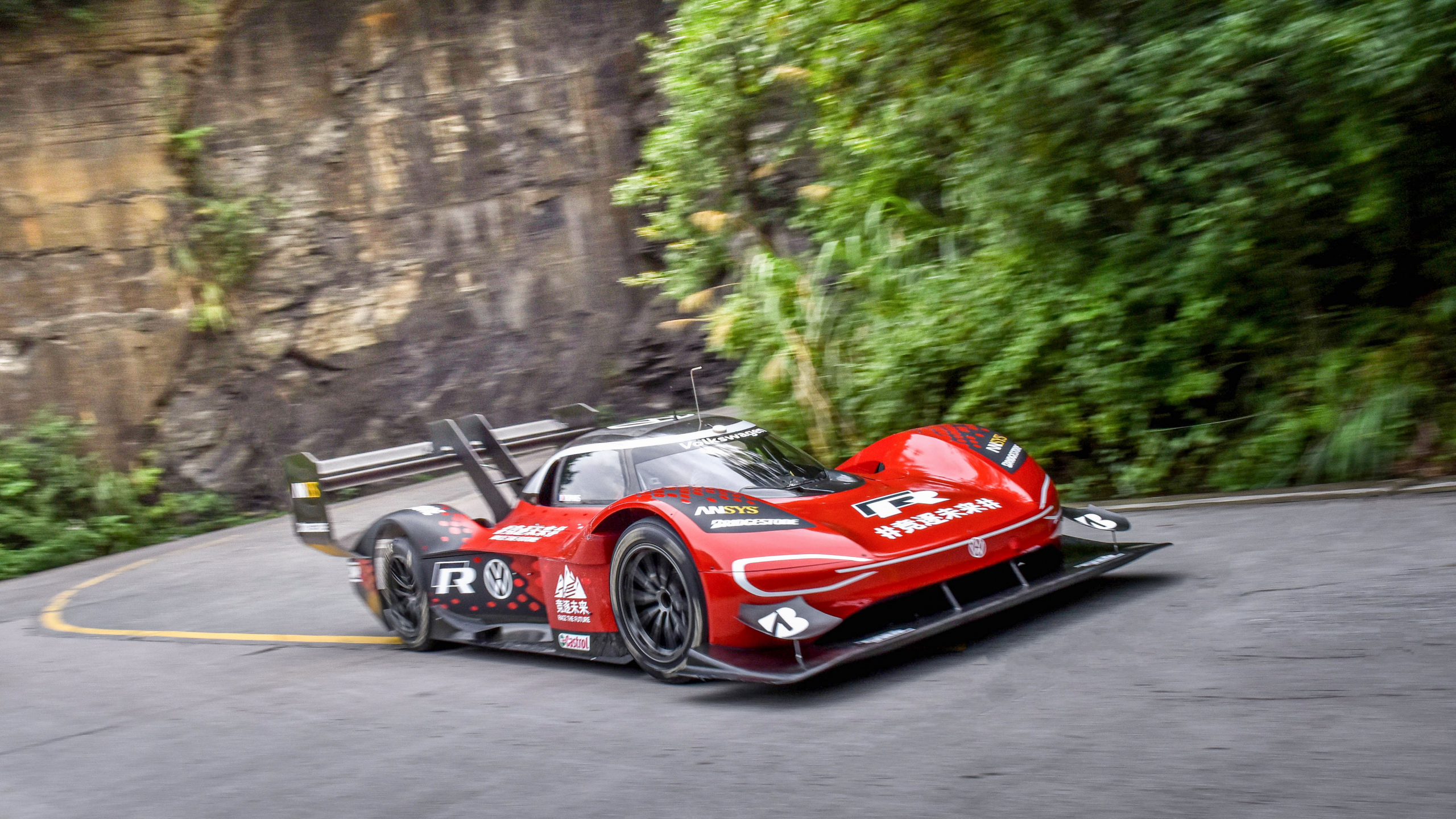 Volkswagen ID.R-kunst scheurt van de muur in Amsterdam