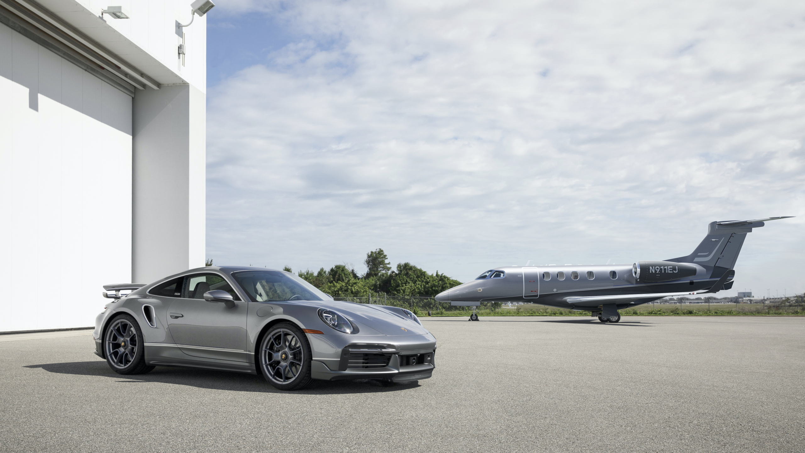 Koop een privéjet, krijg een Porsche 911 Turbo S cadeau
