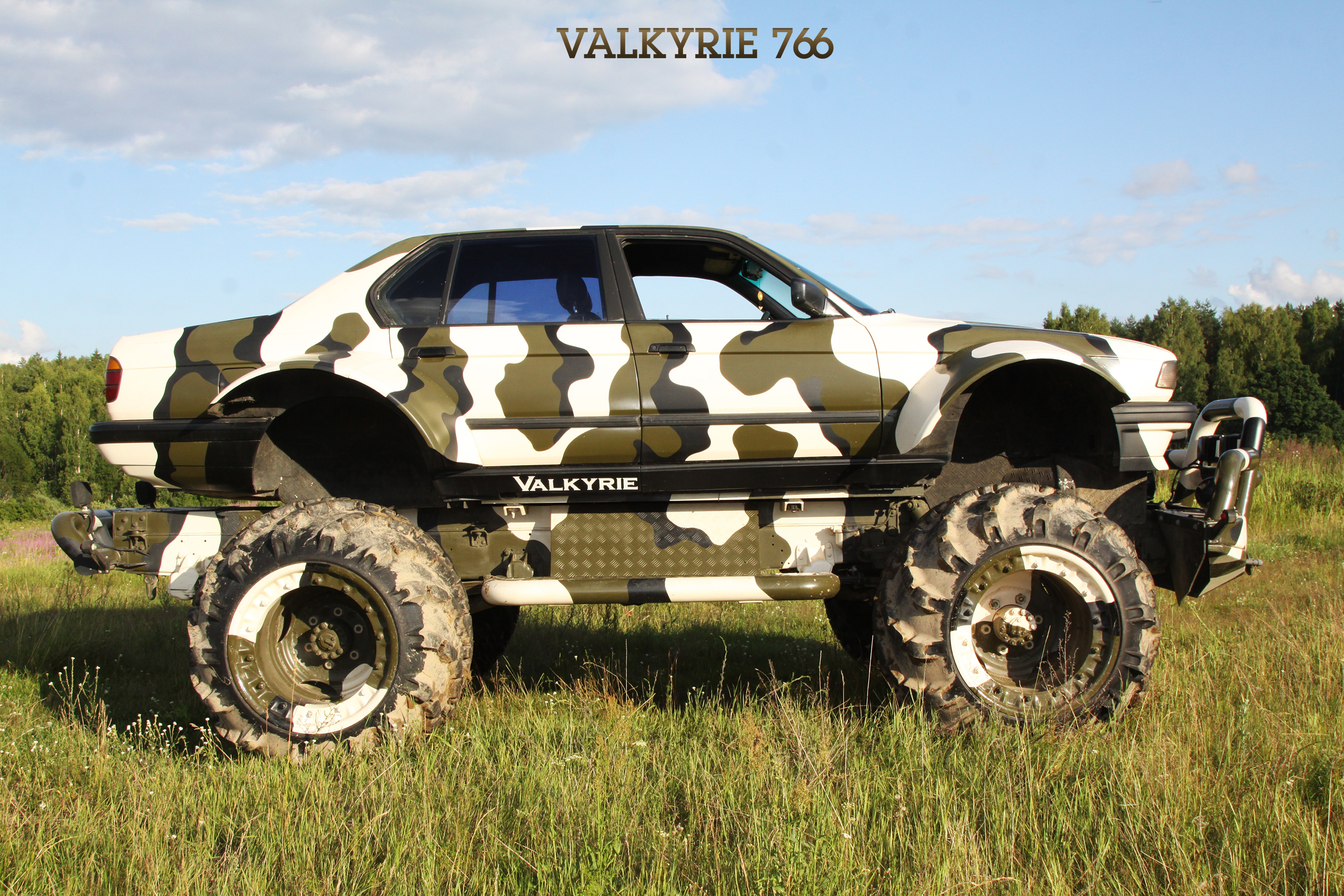 Deze BMW 750i-monstertruck kun je huren!